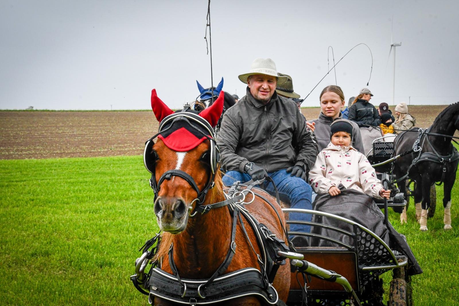 Zdjęcie w galerii na portalu naszraciborz.pl: Natalia Rzerzacz zwyciężczynią pogoni za lisem podczas hubertusa w Żerdzinach [FOTO i WIDEO] wiadomości z regionu