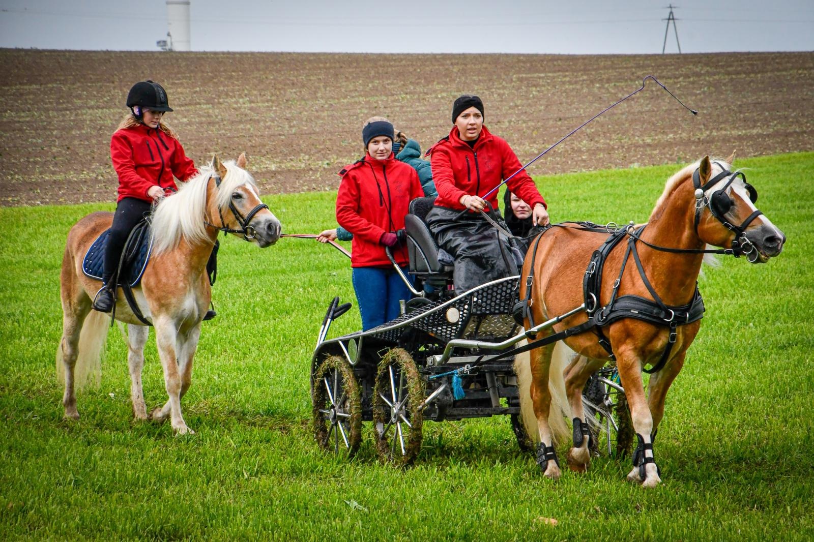 Zdjęcie w galerii na portalu naszraciborz.pl: Natalia Rzerzacz zwyciężczynią pogoni za lisem podczas hubertusa w Żerdzinach [FOTO i WIDEO] wiadomości z regionu