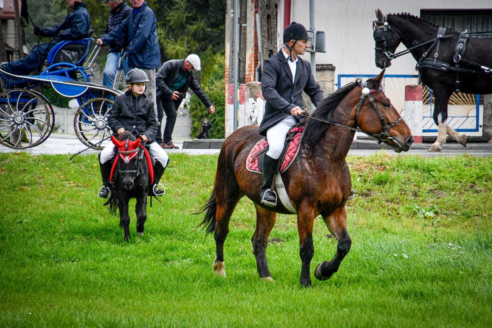Zdjęcie w galerii na portalu naszraciborz.pl: Natalia Rzerzacz zwyciężczynią pogoni za lisem podczas hubertusa w Żerdzinach [FOTO i WIDEO] wiadomości z regionu