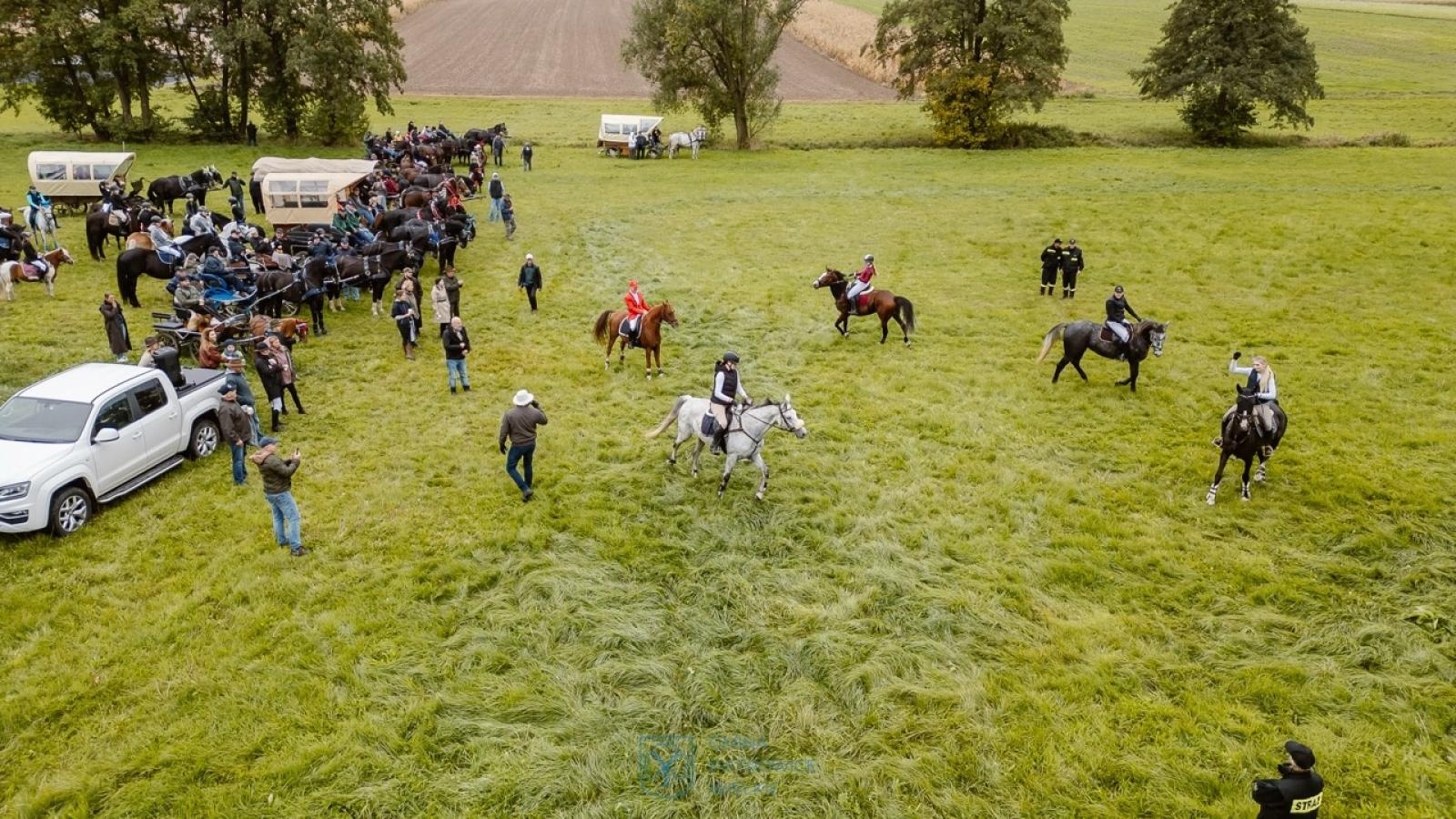 Zdjęcie w galerii na portalu naszraciborz.pl: Natalia Rzerzacz zwyciężczynią pogoni za lisem podczas hubertusa w Żerdzinach [FOTO i WIDEO] wiadomości z regionu