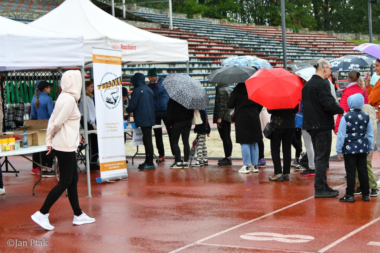 Zdjęcie w galerii na portalu naszraciborz.pl: Deszcz nie zatrzymał uczestników I Biegu dla Zdrowia Psychicznego w Raciborzu wiadomości z regionu