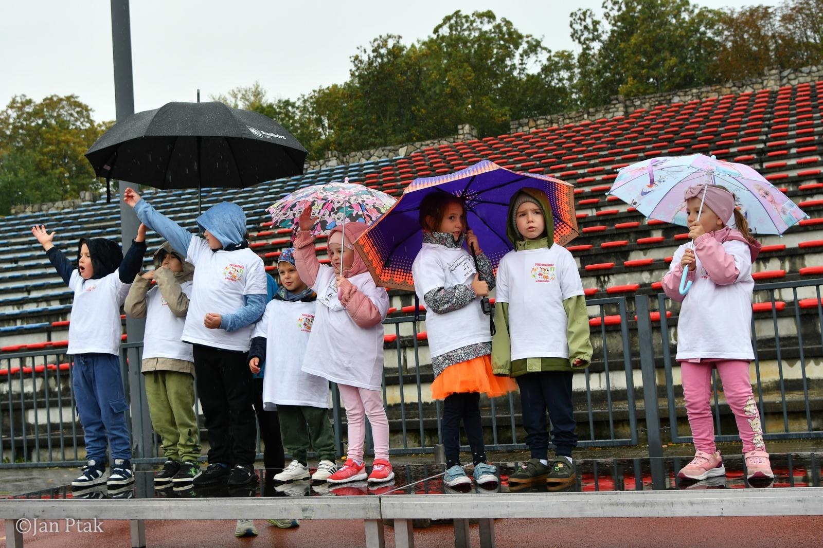 Zdjęcie w galerii na portalu naszraciborz.pl: Deszcz nie zatrzymał uczestników I Biegu dla Zdrowia Psychicznego w Raciborzu wiadomości z regionu