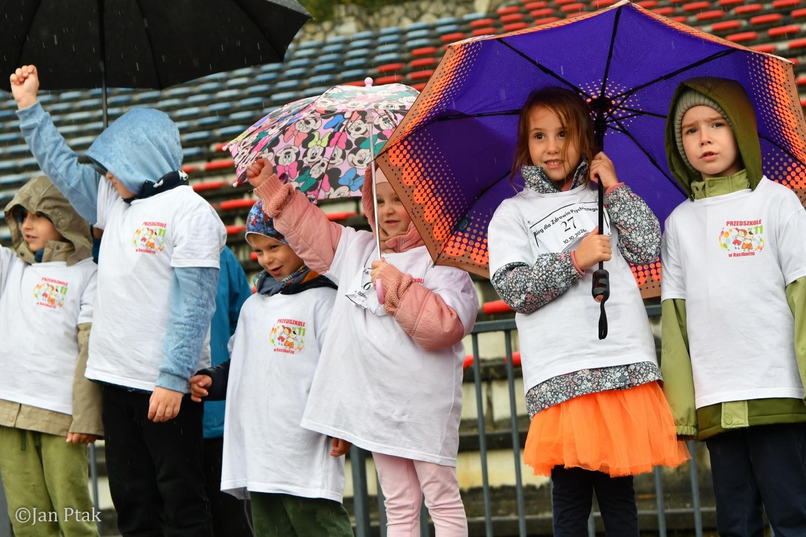 Zdjęcie w galerii na portalu naszraciborz.pl: Deszcz nie zatrzymał uczestników I Biegu dla Zdrowia Psychicznego w Raciborzu wiadomości z regionu
