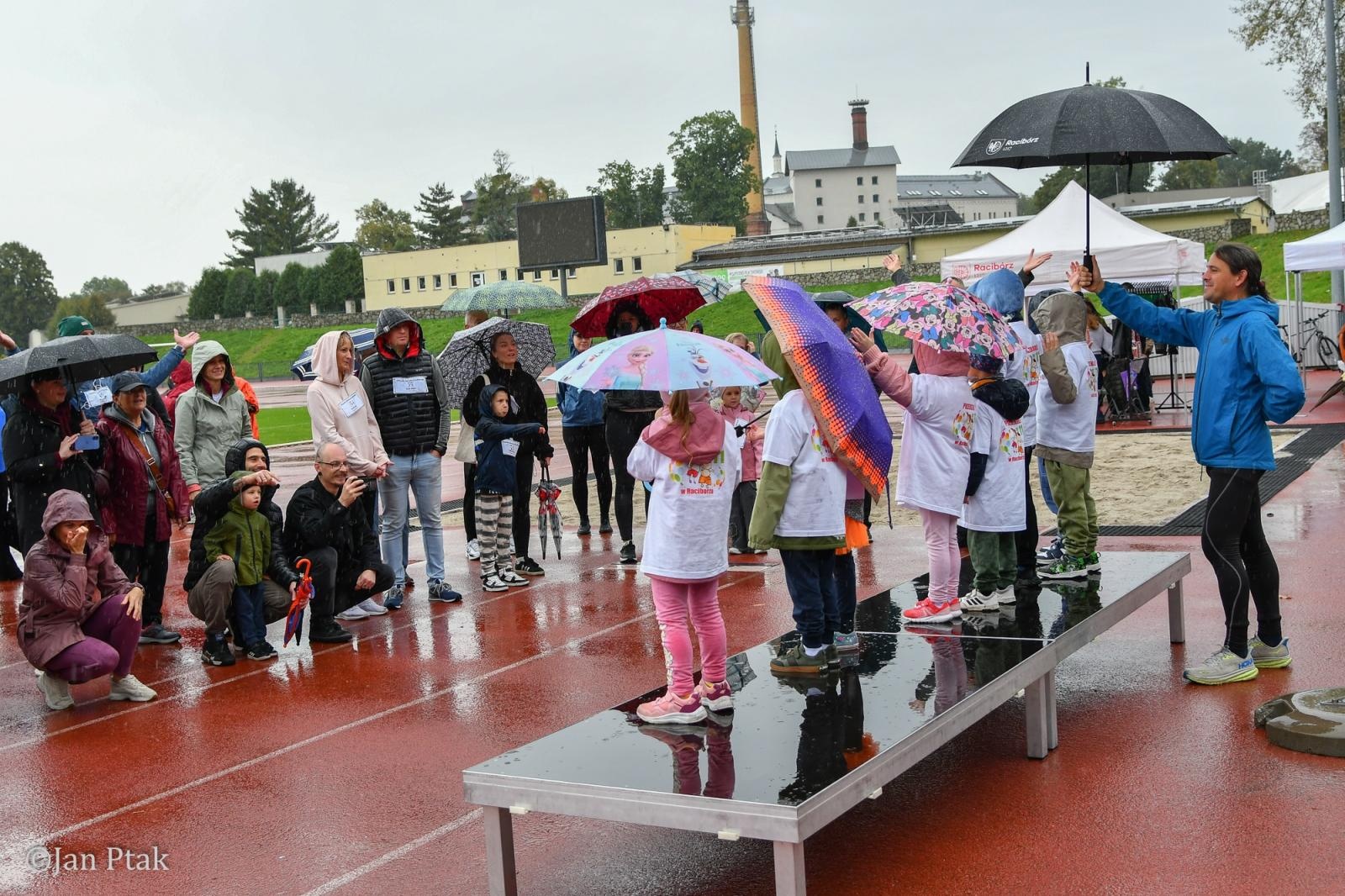 Zdjęcie w galerii na portalu naszraciborz.pl: Deszcz nie zatrzymał uczestników I Biegu dla Zdrowia Psychicznego w Raciborzu wiadomości z regionu