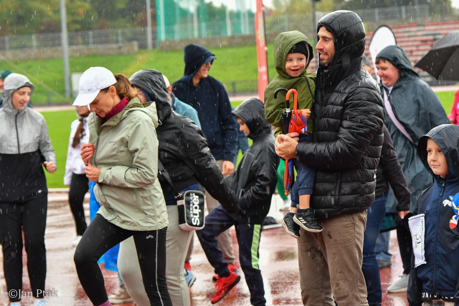 Zdjęcie w galerii na portalu naszraciborz.pl: Deszcz nie zatrzymał uczestników I Biegu dla Zdrowia Psychicznego w Raciborzu wiadomości z regionu
