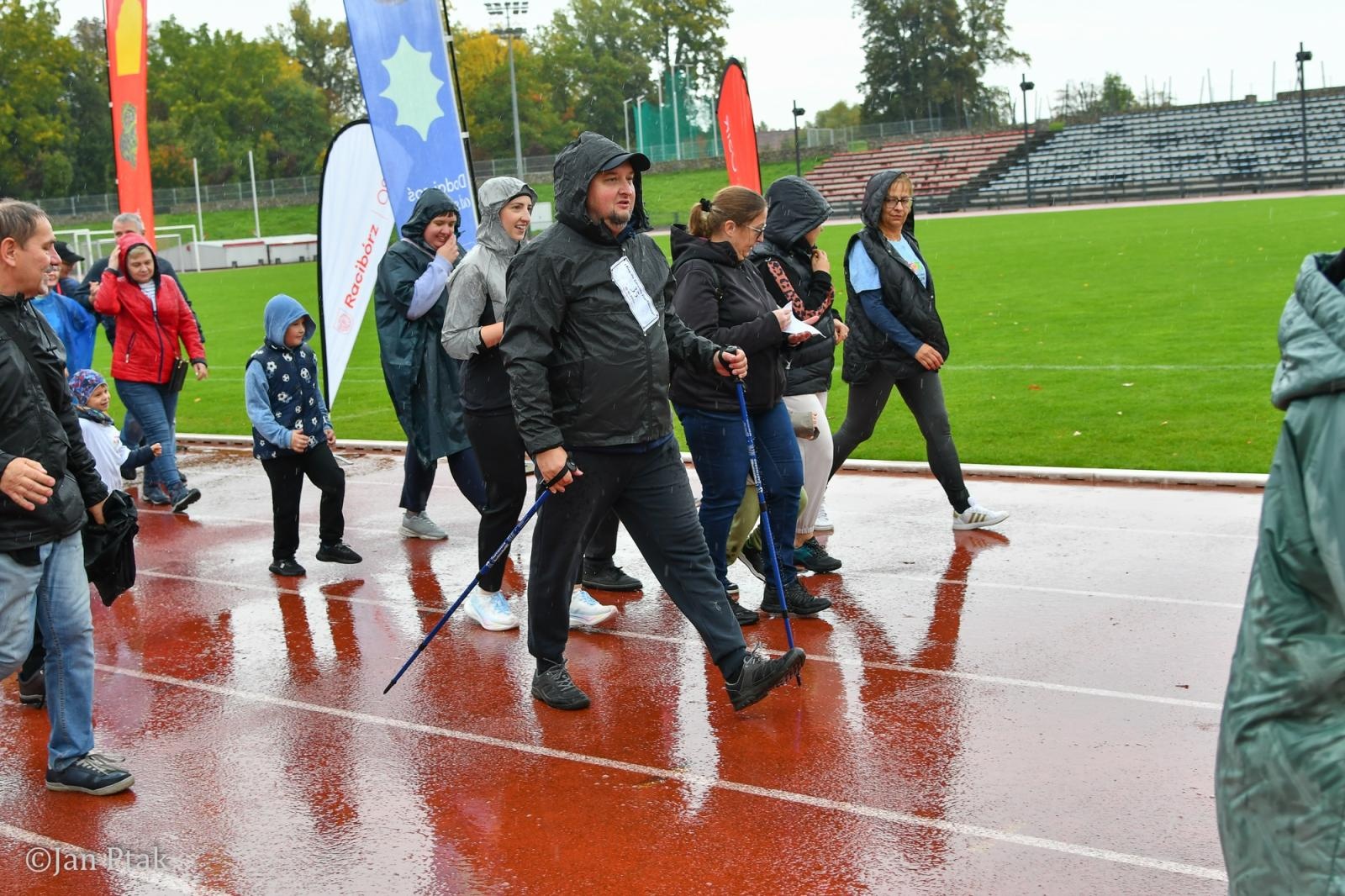 Zdjęcie w galerii na portalu naszraciborz.pl: Deszcz nie zatrzymał uczestników I Biegu dla Zdrowia Psychicznego w Raciborzu wiadomości z regionu