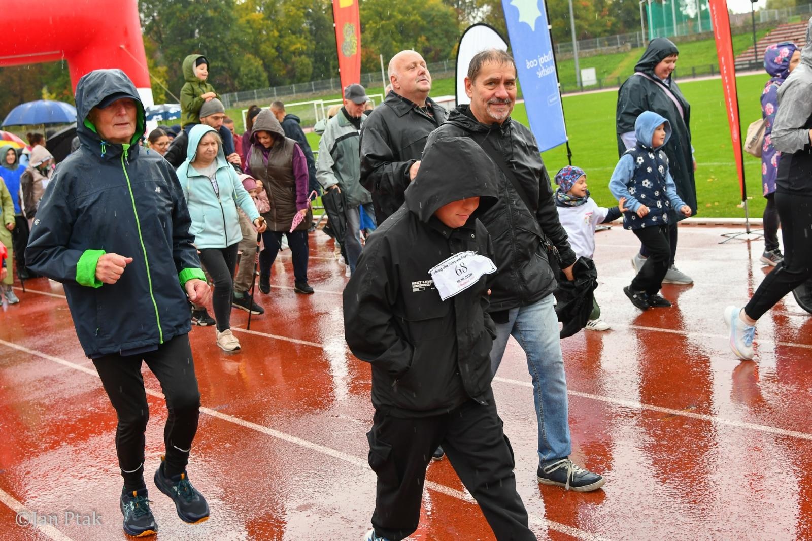 Zdjęcie w galerii na portalu naszraciborz.pl: Deszcz nie zatrzymał uczestników I Biegu dla Zdrowia Psychicznego w Raciborzu wiadomości z regionu