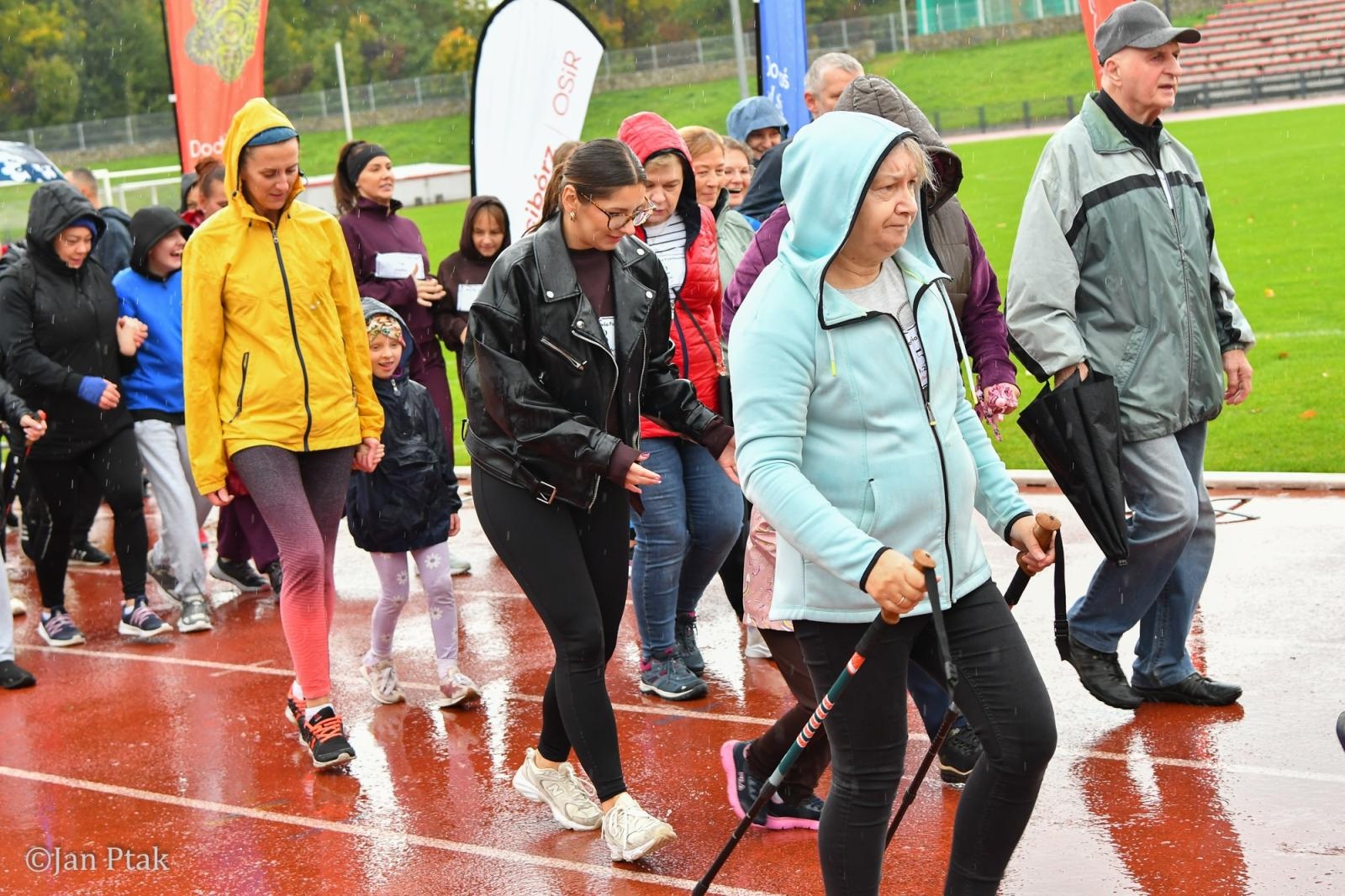 Zdjęcie w galerii na portalu naszraciborz.pl: Deszcz nie zatrzymał uczestników I Biegu dla Zdrowia Psychicznego w Raciborzu wiadomości z regionu
