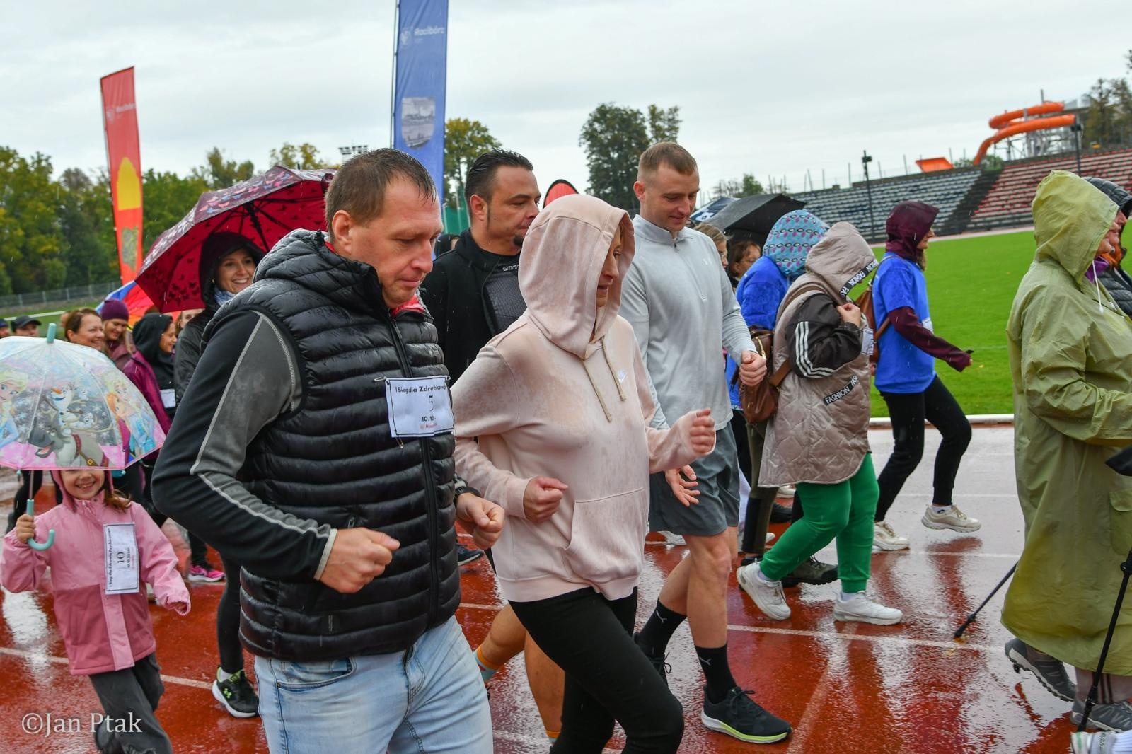 Zdjęcie w galerii na portalu naszraciborz.pl: Deszcz nie zatrzymał uczestników I Biegu dla Zdrowia Psychicznego w Raciborzu wiadomości z regionu