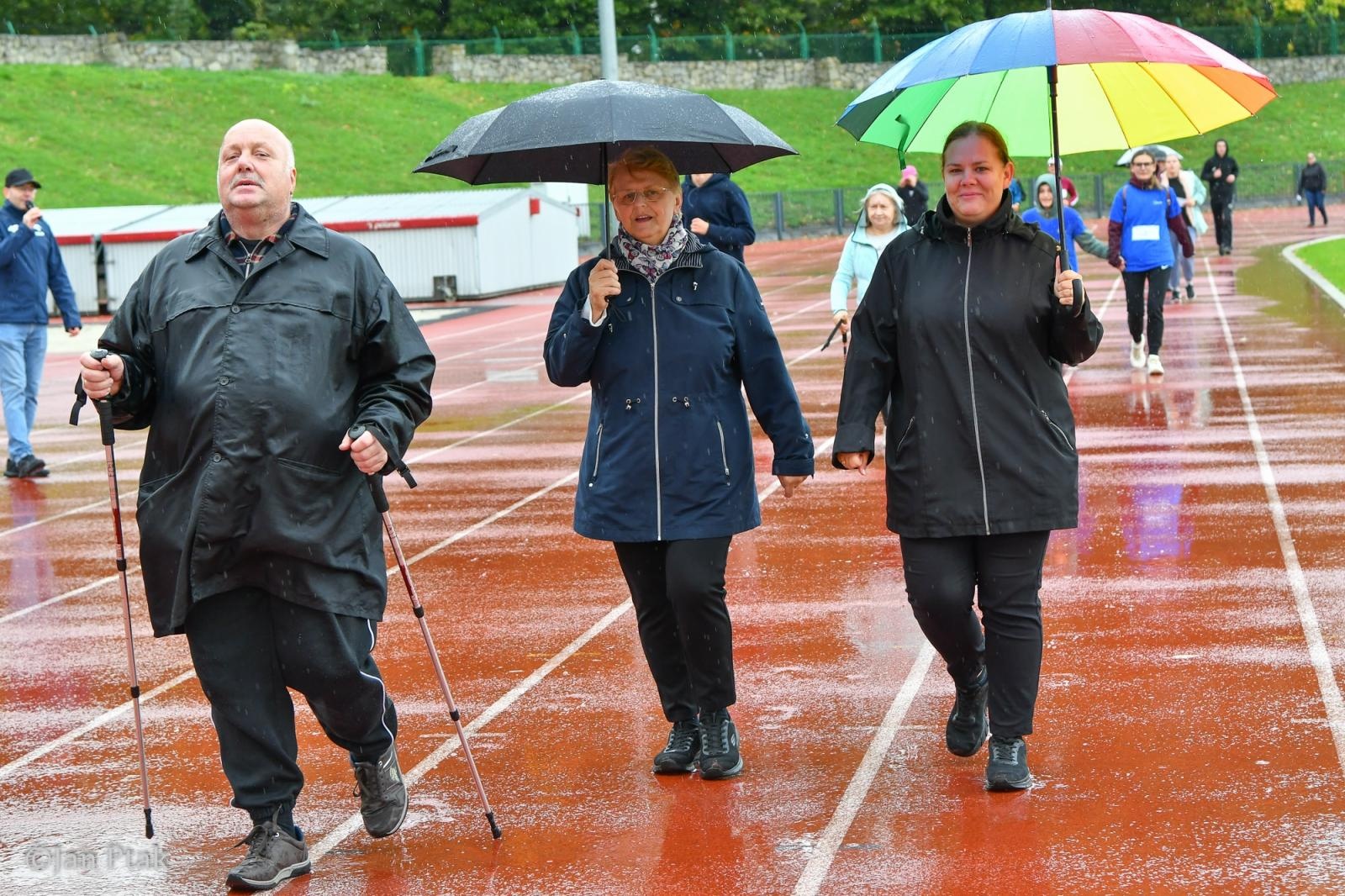 Zdjęcie w galerii na portalu naszraciborz.pl: Deszcz nie zatrzymał uczestników I Biegu dla Zdrowia Psychicznego w Raciborzu wiadomości z regionu