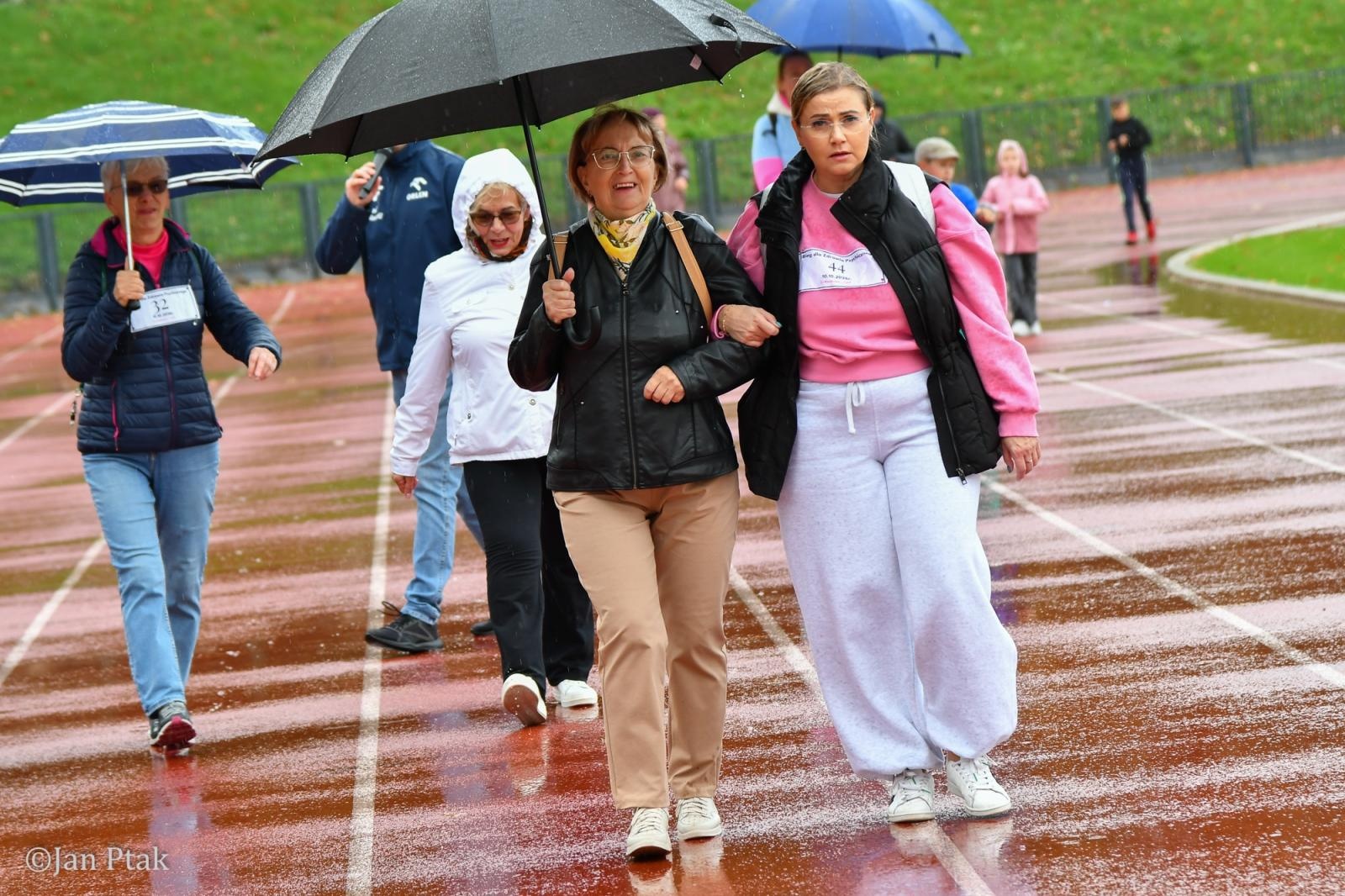 Zdjęcie w galerii na portalu naszraciborz.pl: Deszcz nie zatrzymał uczestników I Biegu dla Zdrowia Psychicznego w Raciborzu wiadomości z regionu