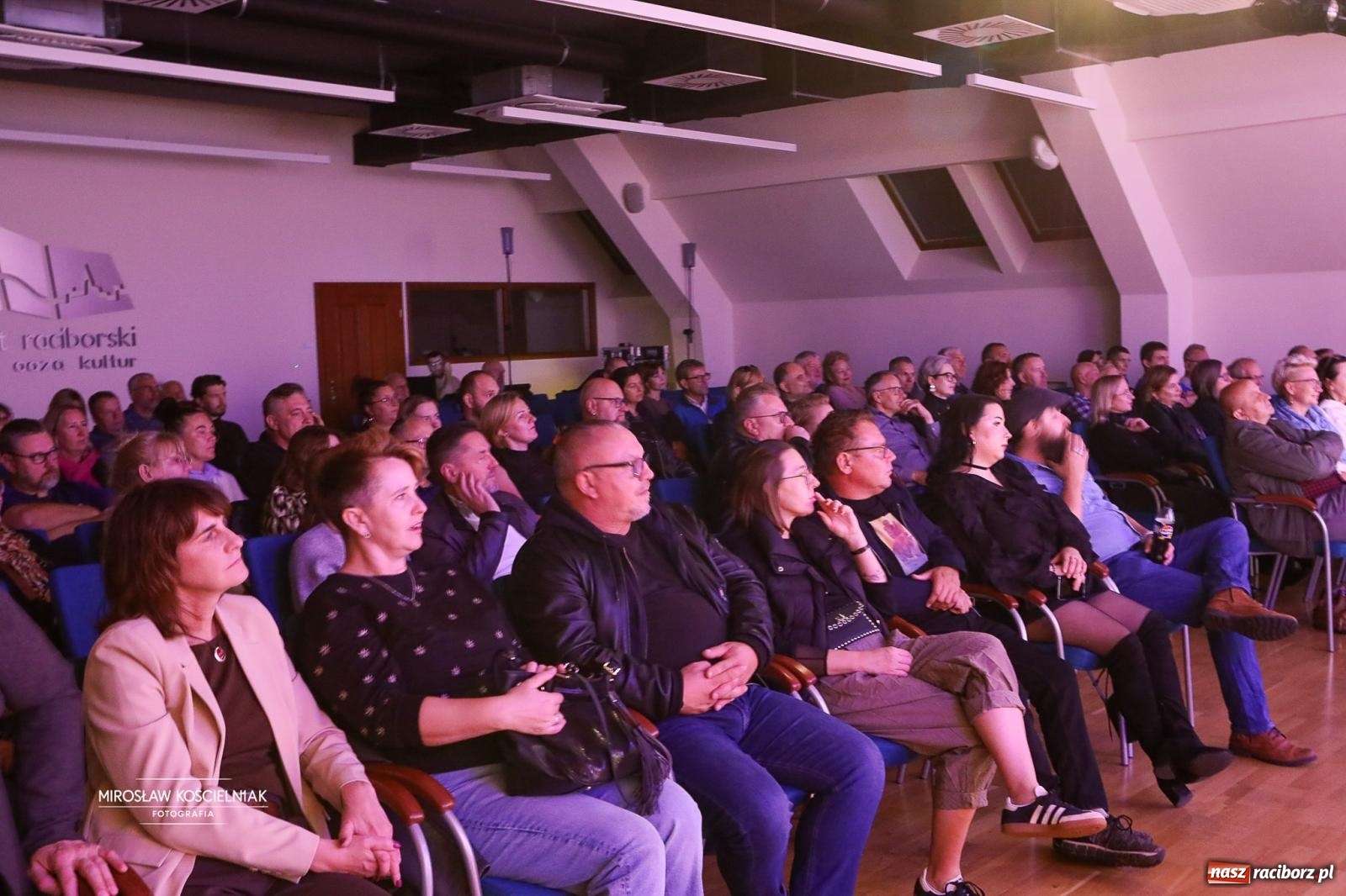 Zdjęcie w galerii na portalu naszraciborz.pl: Fani Depeche Mode spotkali się na Zamku Piastowskim w Raciborzu. Wieczór z historią zespołu i jego muzyką wiadomości z regionu