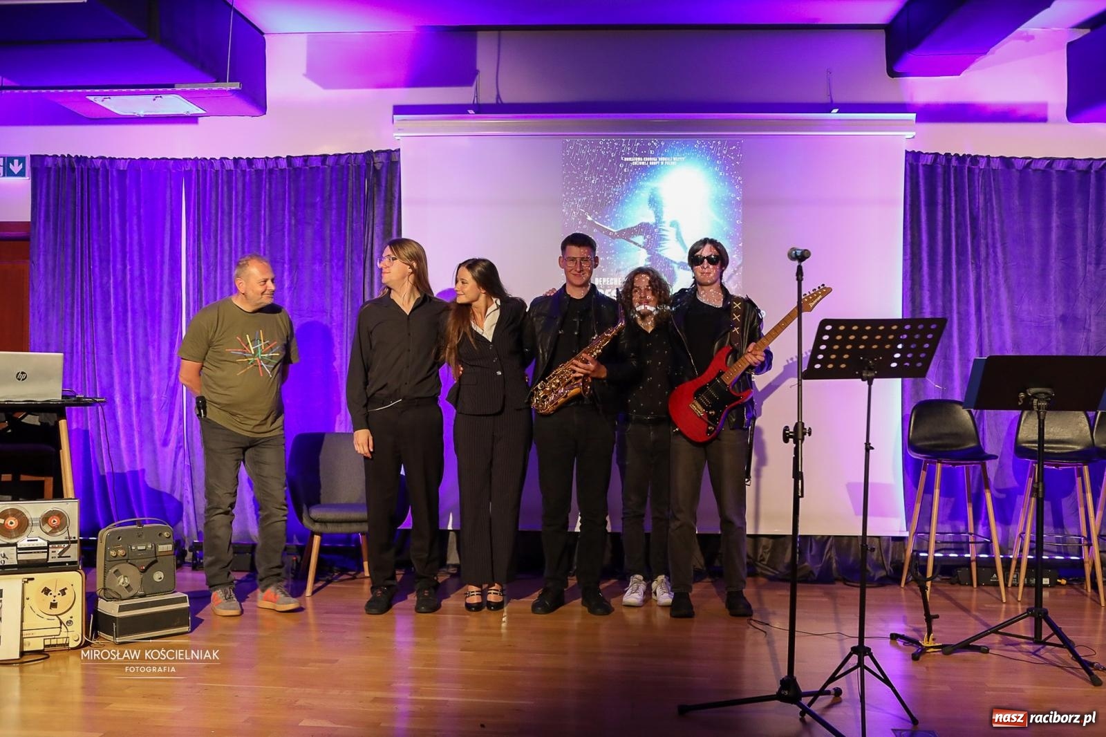 Zdjęcie w galerii na portalu naszraciborz.pl: Fani Depeche Mode spotkali się na Zamku Piastowskim w Raciborzu. Wieczór z historią zespołu i jego muzyką wiadomości z regionu
