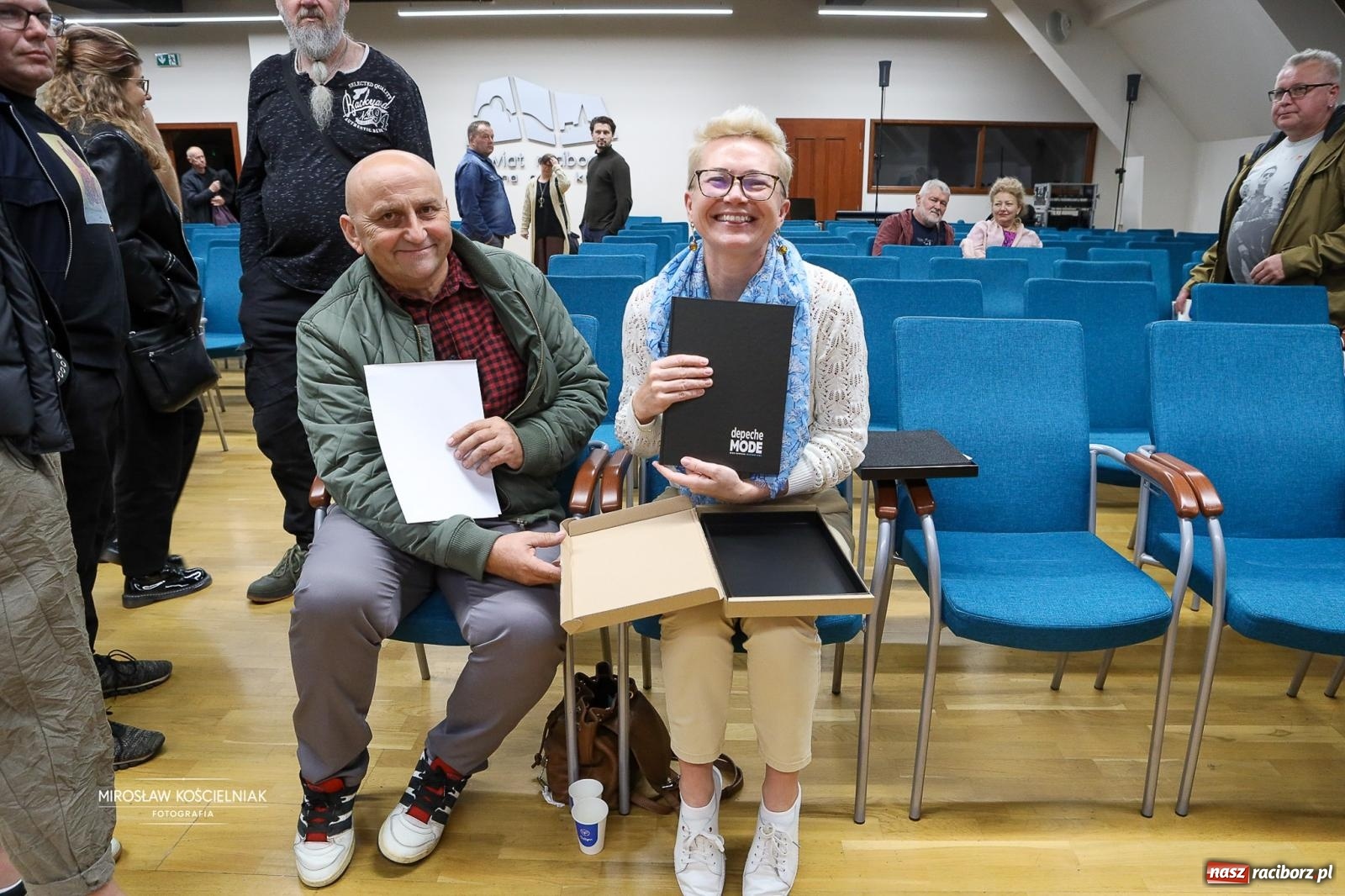 Zdjęcie w galerii na portalu naszraciborz.pl: Fani Depeche Mode spotkali się na Zamku Piastowskim w Raciborzu. Wieczór z historią zespołu i jego muzyką wiadomości z regionu