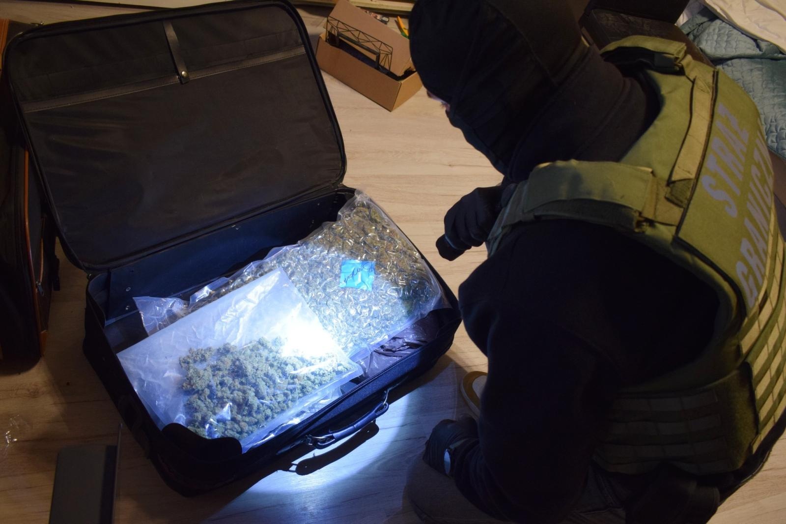 Zdjęcie w galerii na portalu naszraciborz.pl: Broń, narkotyki i fabryka metamfetaminy. Rozbito część zorganizowanej grupy przestępczej wiadomości z regionu