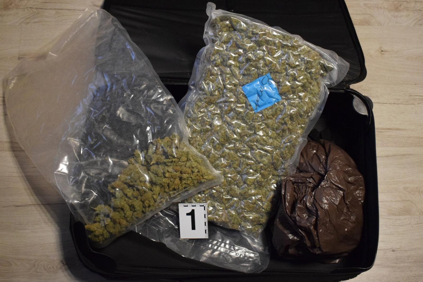 Zdjęcie w galerii na portalu naszraciborz.pl: Broń, narkotyki i fabryka metamfetaminy. Rozbito część zorganizowanej grupy przestępczej wiadomości z regionu