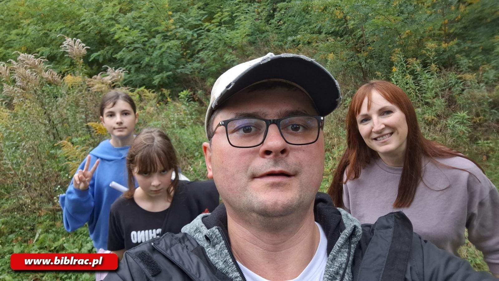 Zdjęcie w galerii na portalu naszraciborz.pl: Brzezie pełne tajemnic! Rodzinne podchody z biblioteką wiadomości z regionu
