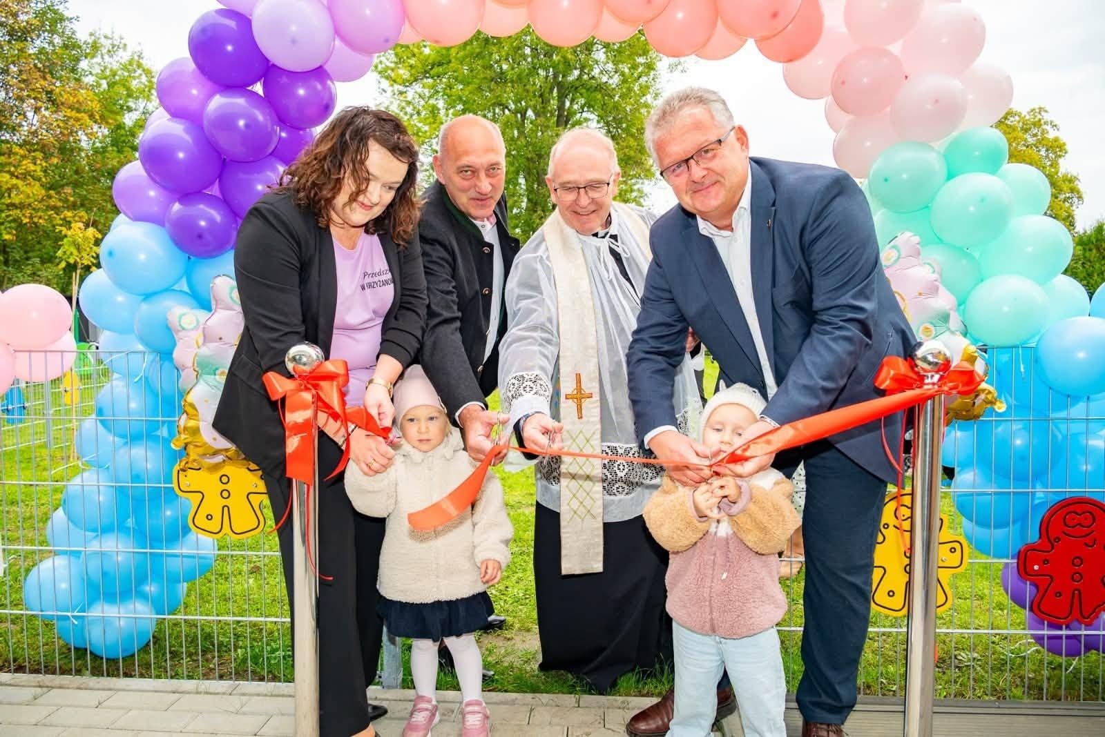 Zdjęcie w galerii na portalu naszraciborz.pl: Nowy plac zabaw przy żłobku i zmodernizowana sala gimnastyczna w Krzyżanowicach wiadomości z regionu
