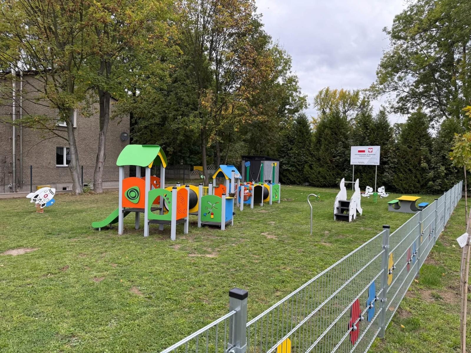 Zdjęcie w galerii na portalu naszraciborz.pl: Nowy plac zabaw przy żłobku i zmodernizowana sala gimnastyczna w Krzyżanowicach wiadomości z regionu