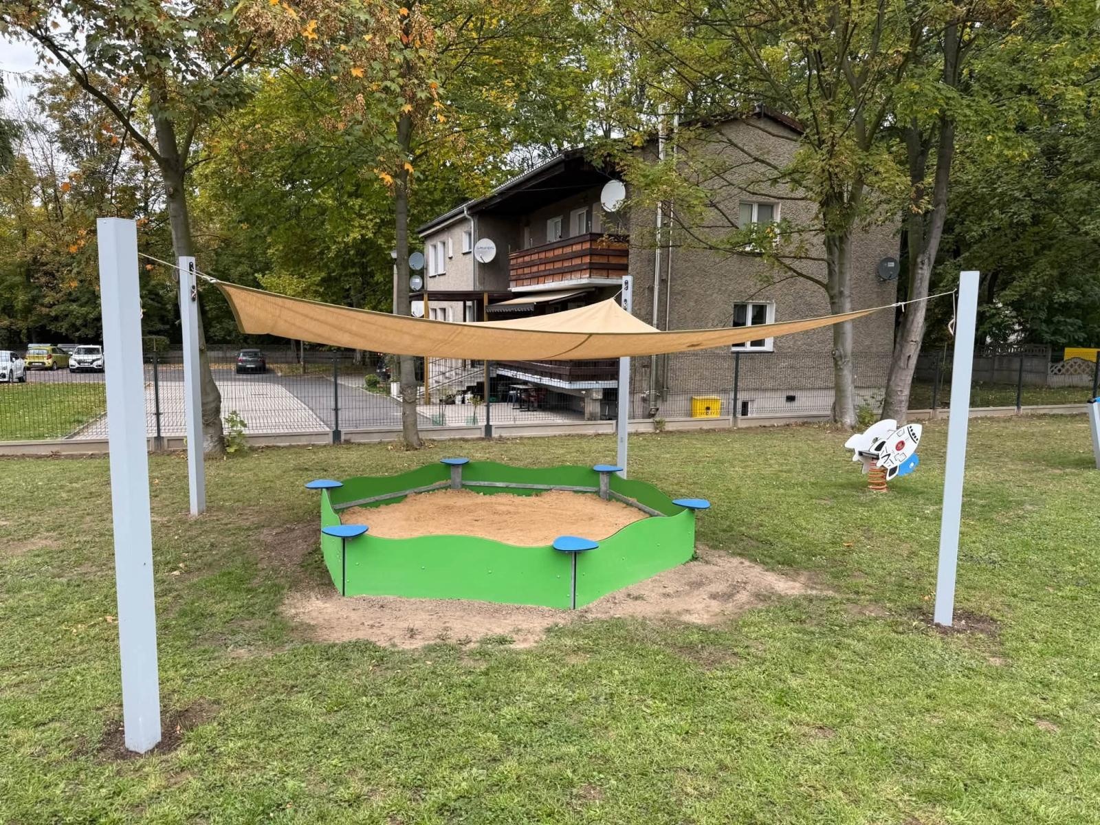 Zdjęcie w galerii na portalu naszraciborz.pl: Nowy plac zabaw przy żłobku i zmodernizowana sala gimnastyczna w Krzyżanowicach wiadomości z regionu
