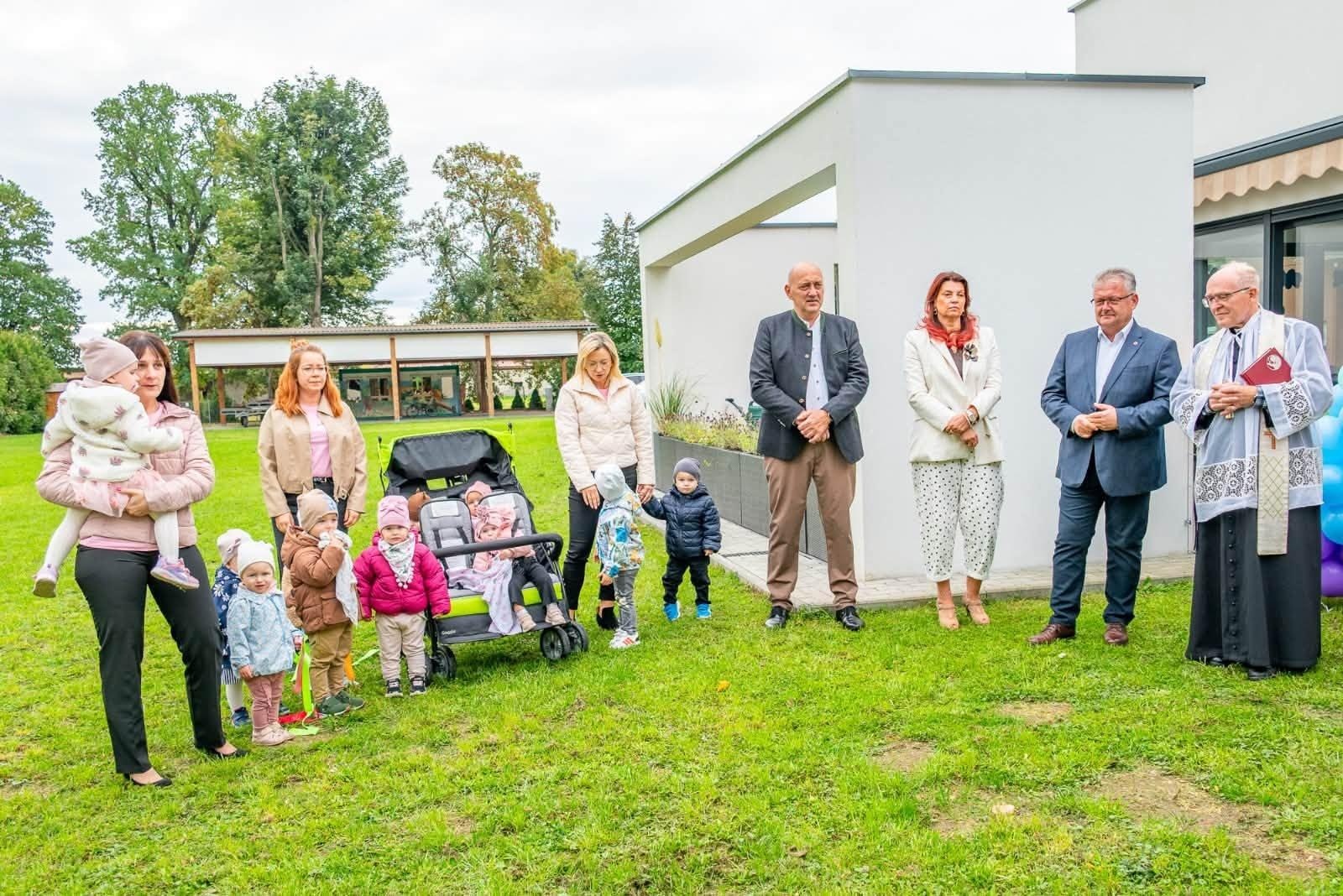 Zdjęcie w galerii na portalu naszraciborz.pl: Nowy plac zabaw przy żłobku i zmodernizowana sala gimnastyczna w Krzyżanowicach wiadomości z regionu