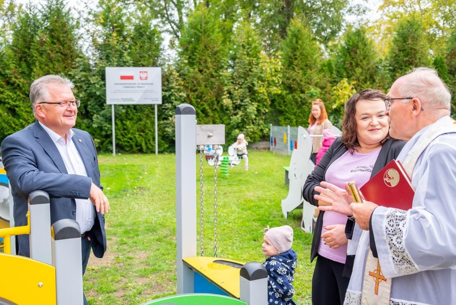 Zdjęcie w galerii na portalu naszraciborz.pl: Nowy plac zabaw przy żłobku i zmodernizowana sala gimnastyczna w Krzyżanowicach wiadomości z regionu