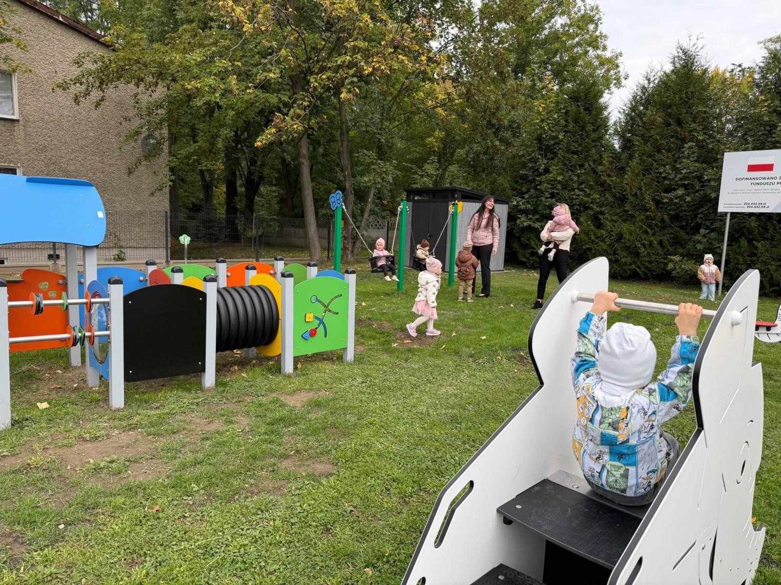 Zdjęcie w galerii na portalu naszraciborz.pl: Nowy plac zabaw przy żłobku i zmodernizowana sala gimnastyczna w Krzyżanowicach wiadomości z regionu