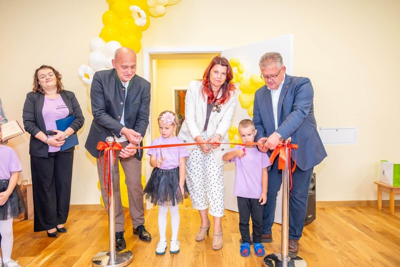 Zdjęcie w galerii na portalu naszraciborz.pl: Nowy plac zabaw przy żłobku i zmodernizowana sala gimnastyczna w Krzyżanowicach wiadomości z regionu
