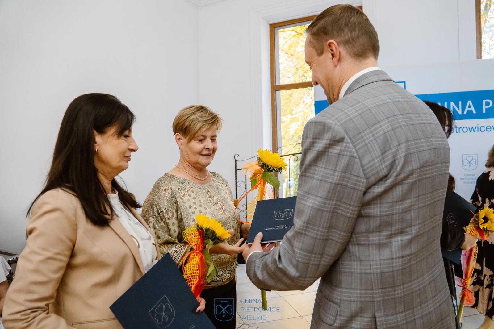 Zdjęcie w galerii na portalu naszraciborz.pl: Nagrody Wójta Gminy Pietrowice Wielkie dla nauczycieli i dyrektorów. Kto został wyróżniony? wiadomości z regionu