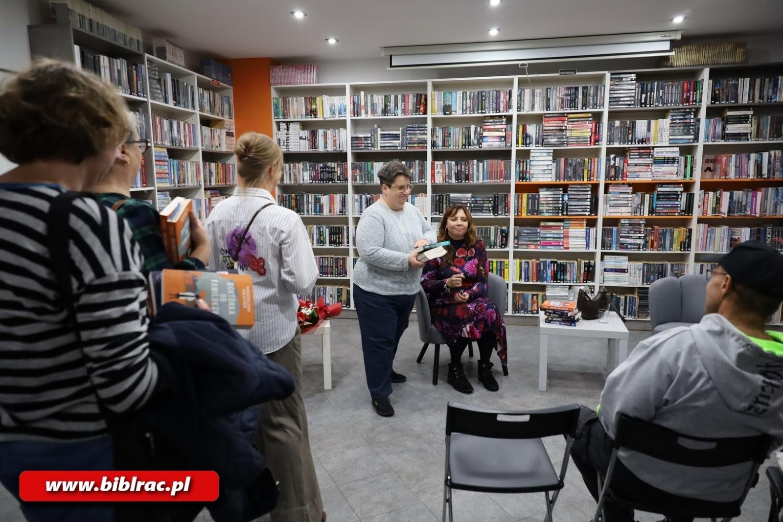 Zdjęcie w galerii na portalu naszraciborz.pl: Magdalena Majcher spotkała się z czytelnikami na Ostrogu wiadomości z regionu