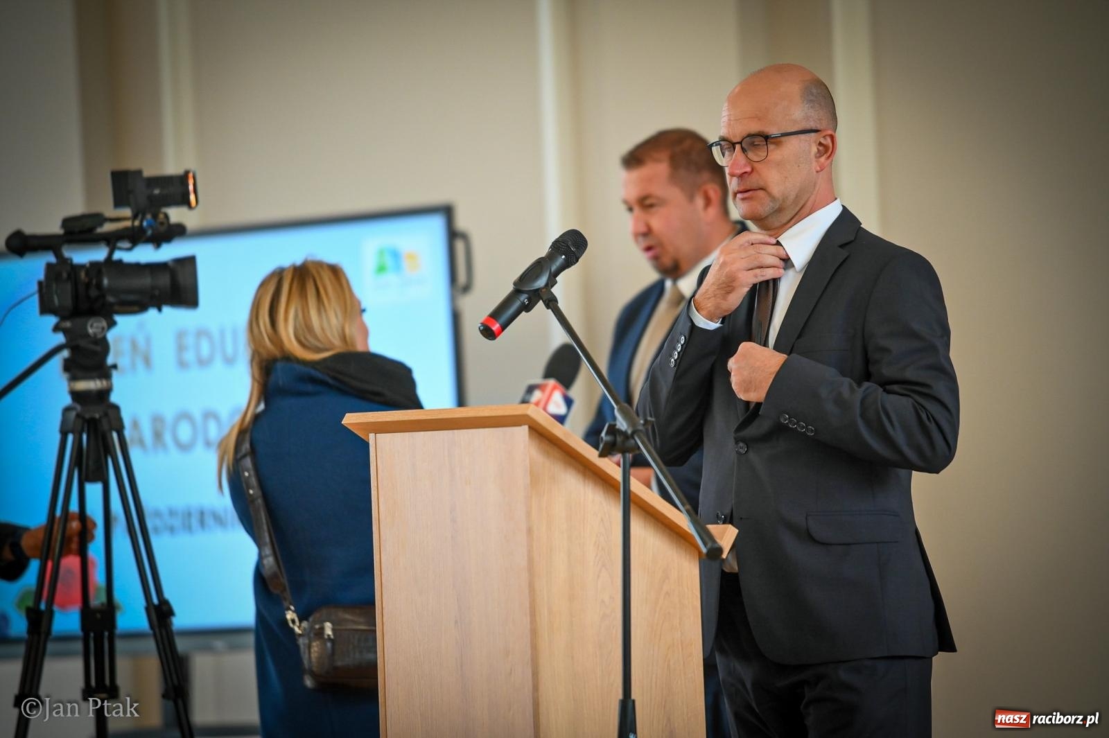 Zdjęcie w galerii na portalu naszraciborz.pl: Powiatowy Dzień Edukacji Narodowej w Raciborzu. Dwudziestu wyróżnionych pedagogów wiadomości z regionu