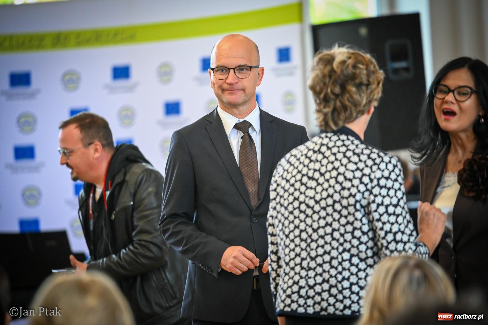 Zdjęcie w galerii na portalu naszraciborz.pl: Powiatowy Dzień Edukacji Narodowej w Raciborzu. Dwudziestu wyróżnionych pedagogów wiadomości z regionu