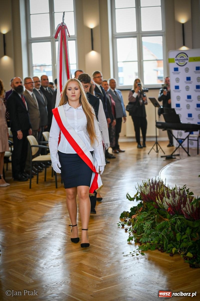 Zdjęcie w galerii na portalu naszraciborz.pl: Powiatowy Dzień Edukacji Narodowej w Raciborzu. Dwudziestu wyróżnionych pedagogów wiadomości z regionu