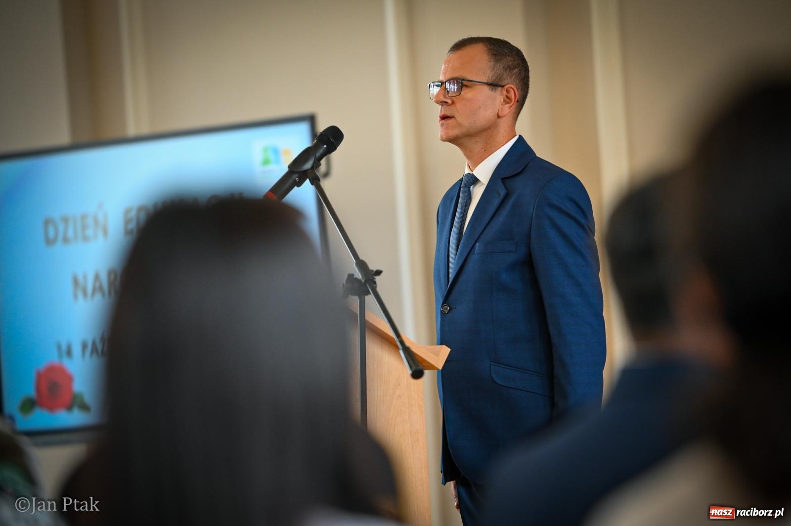 Zdjęcie w galerii na portalu naszraciborz.pl: Powiatowy Dzień Edukacji Narodowej w Raciborzu. Dwudziestu wyróżnionych pedagogów wiadomości z regionu