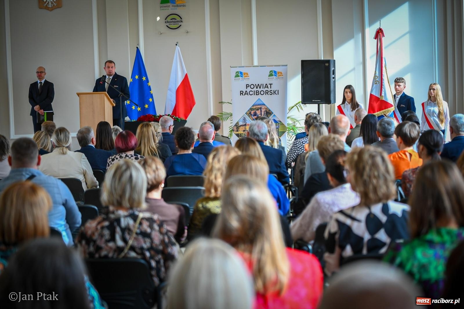 Zdjęcie w galerii na portalu naszraciborz.pl: Powiatowy Dzień Edukacji Narodowej w Raciborzu. Dwudziestu wyróżnionych pedagogów wiadomości z regionu