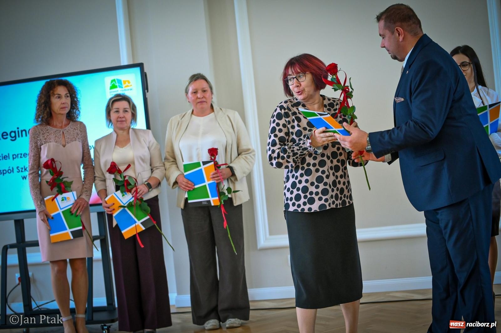 Zdjęcie w galerii na portalu naszraciborz.pl: Powiatowy Dzień Edukacji Narodowej w Raciborzu. Dwudziestu wyróżnionych pedagogów wiadomości z regionu