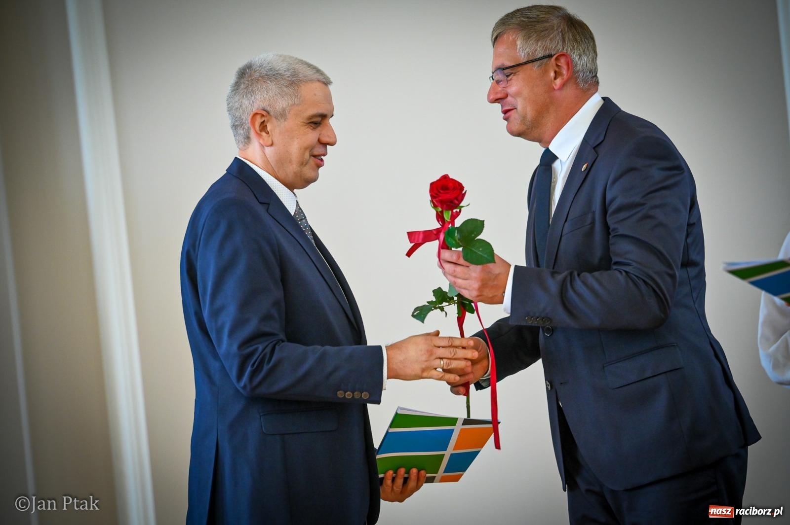 Zdjęcie w galerii na portalu naszraciborz.pl: Powiatowy Dzień Edukacji Narodowej w Raciborzu. Dwudziestu wyróżnionych pedagogów wiadomości z regionu