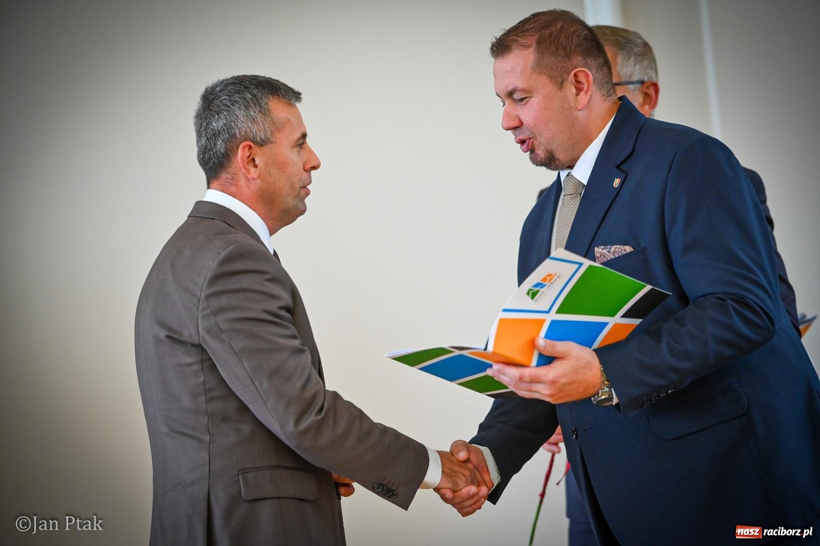 Zdjęcie w galerii na portalu naszraciborz.pl: Powiatowy Dzień Edukacji Narodowej w Raciborzu. Dwudziestu wyróżnionych pedagogów wiadomości z regionu