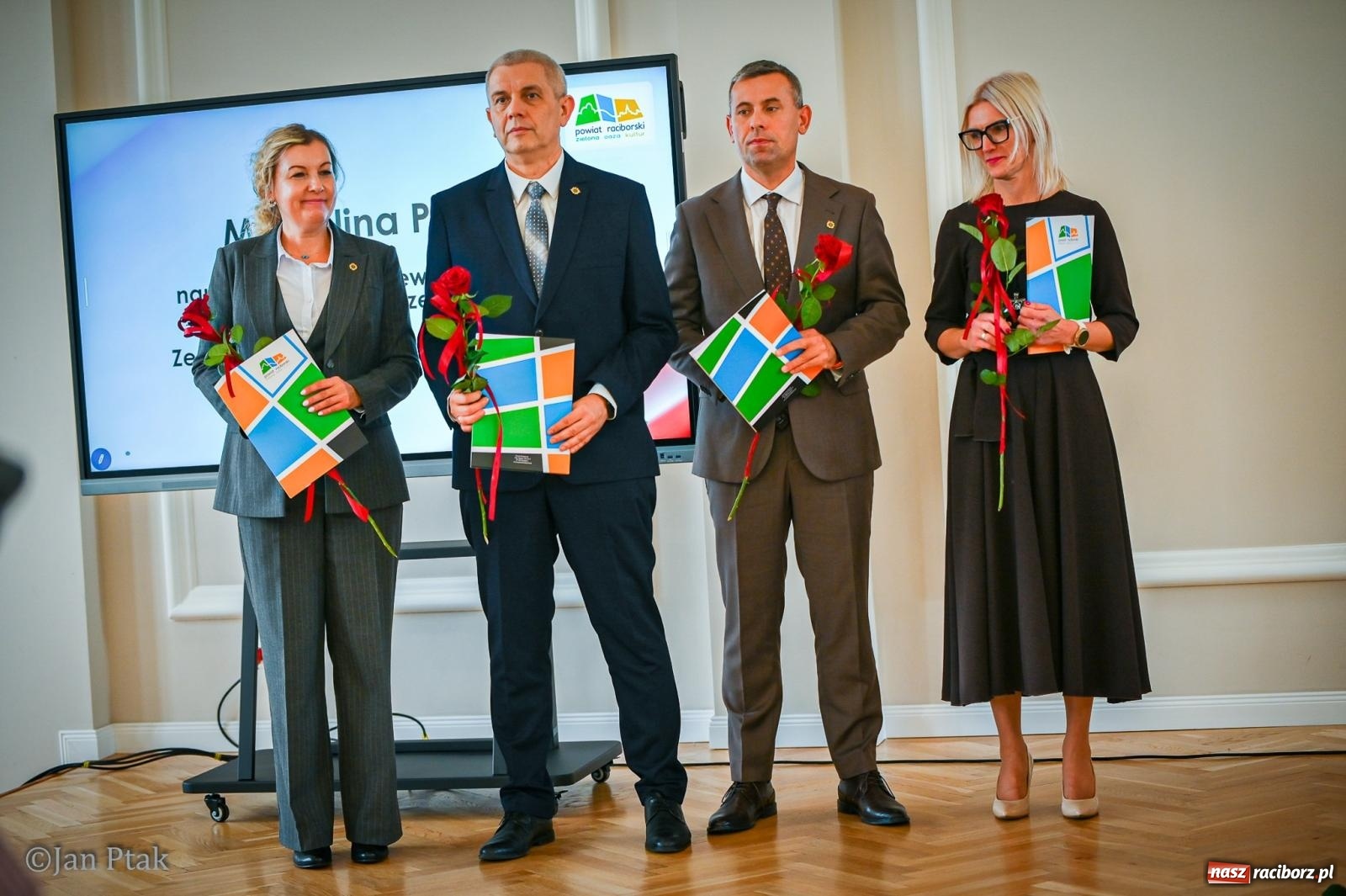 Zdjęcie w galerii na portalu naszraciborz.pl: Powiatowy Dzień Edukacji Narodowej w Raciborzu. Dwudziestu wyróżnionych pedagogów wiadomości z regionu