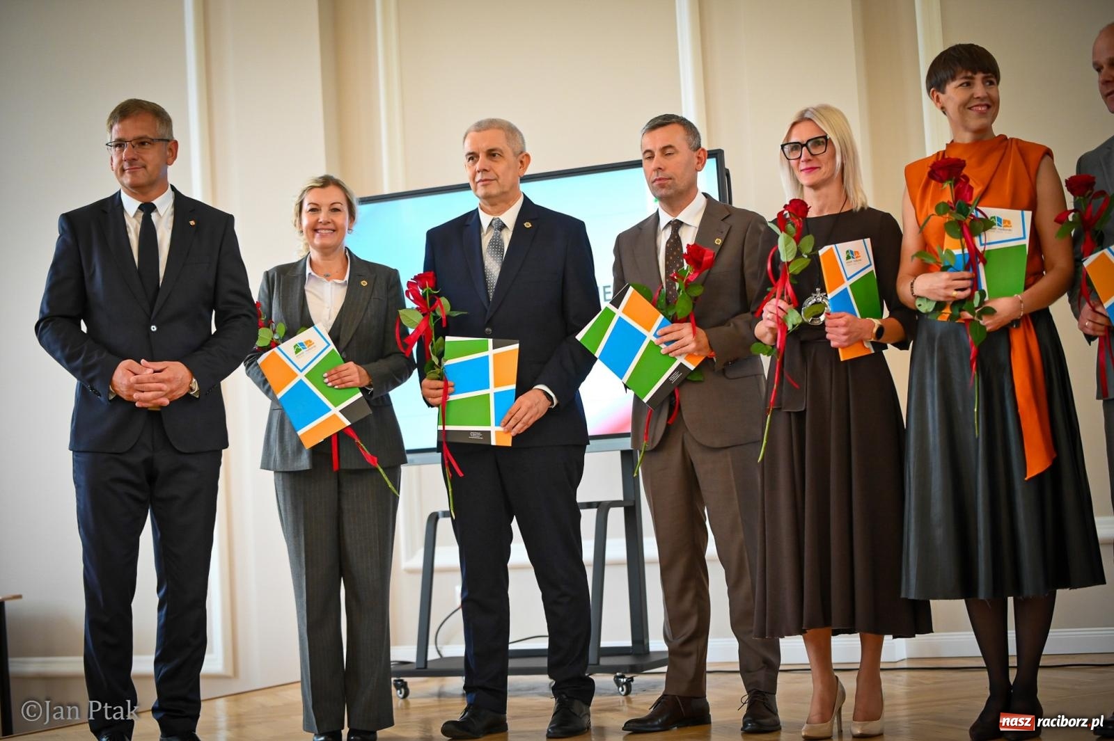 Zdjęcie w galerii na portalu naszraciborz.pl: Powiatowy Dzień Edukacji Narodowej w Raciborzu. Dwudziestu wyróżnionych pedagogów wiadomości z regionu