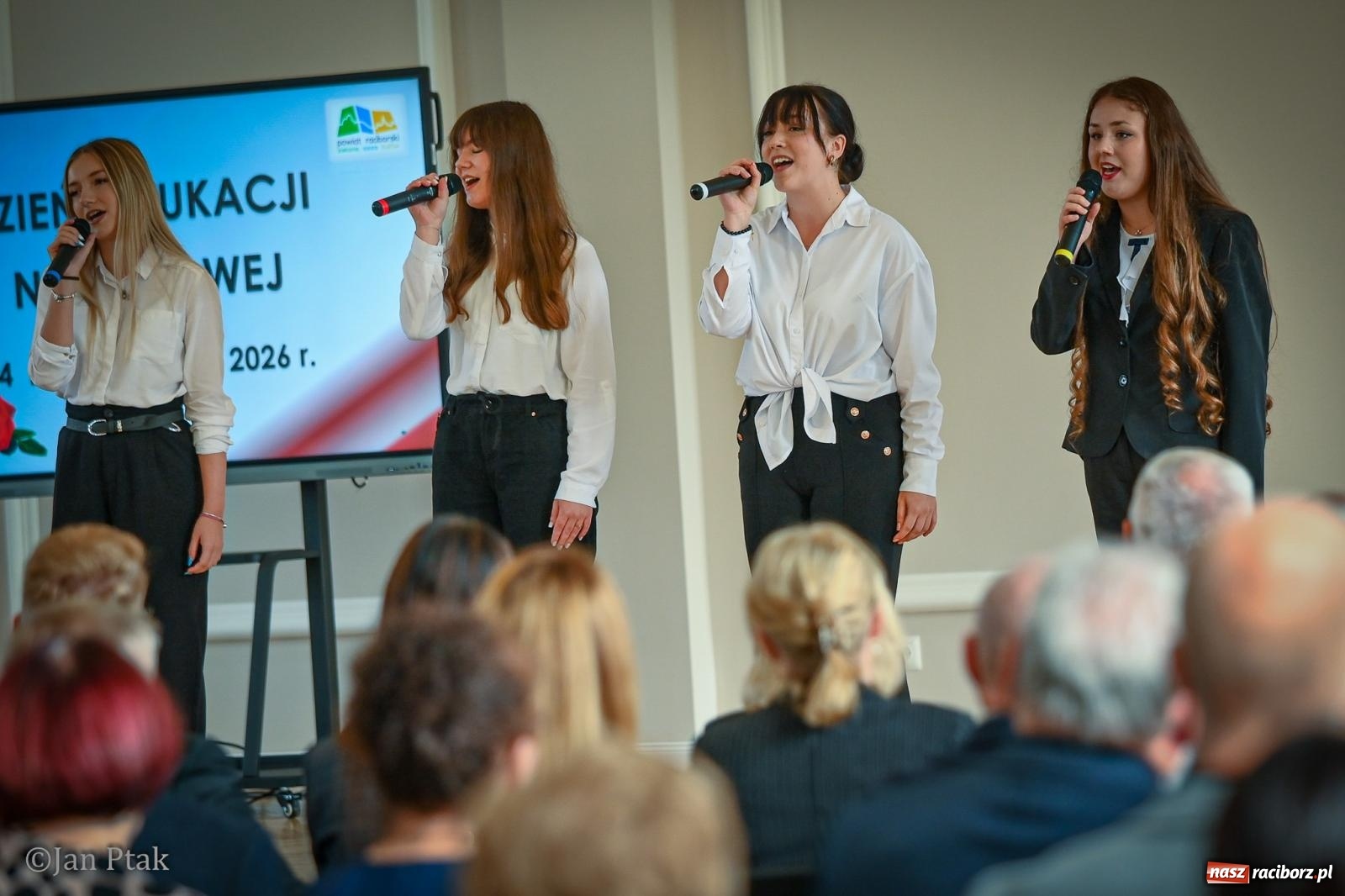 Zdjęcie w galerii na portalu naszraciborz.pl: Powiatowy Dzień Edukacji Narodowej w Raciborzu. Dwudziestu wyróżnionych pedagogów wiadomości z regionu