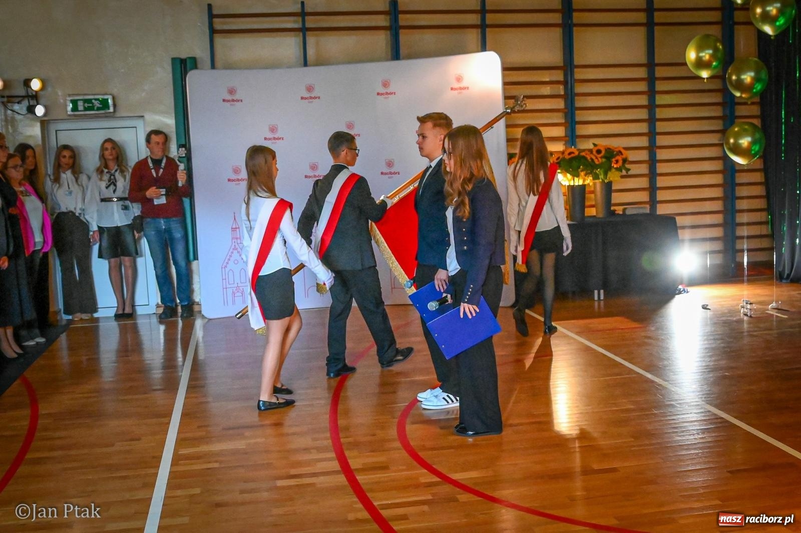 Zdjęcie w galerii na portalu naszraciborz.pl: Miejskie obchody Dnia Edukacji Narodowej. Świętowano w SP 4 [FOTO] wiadomości z regionu