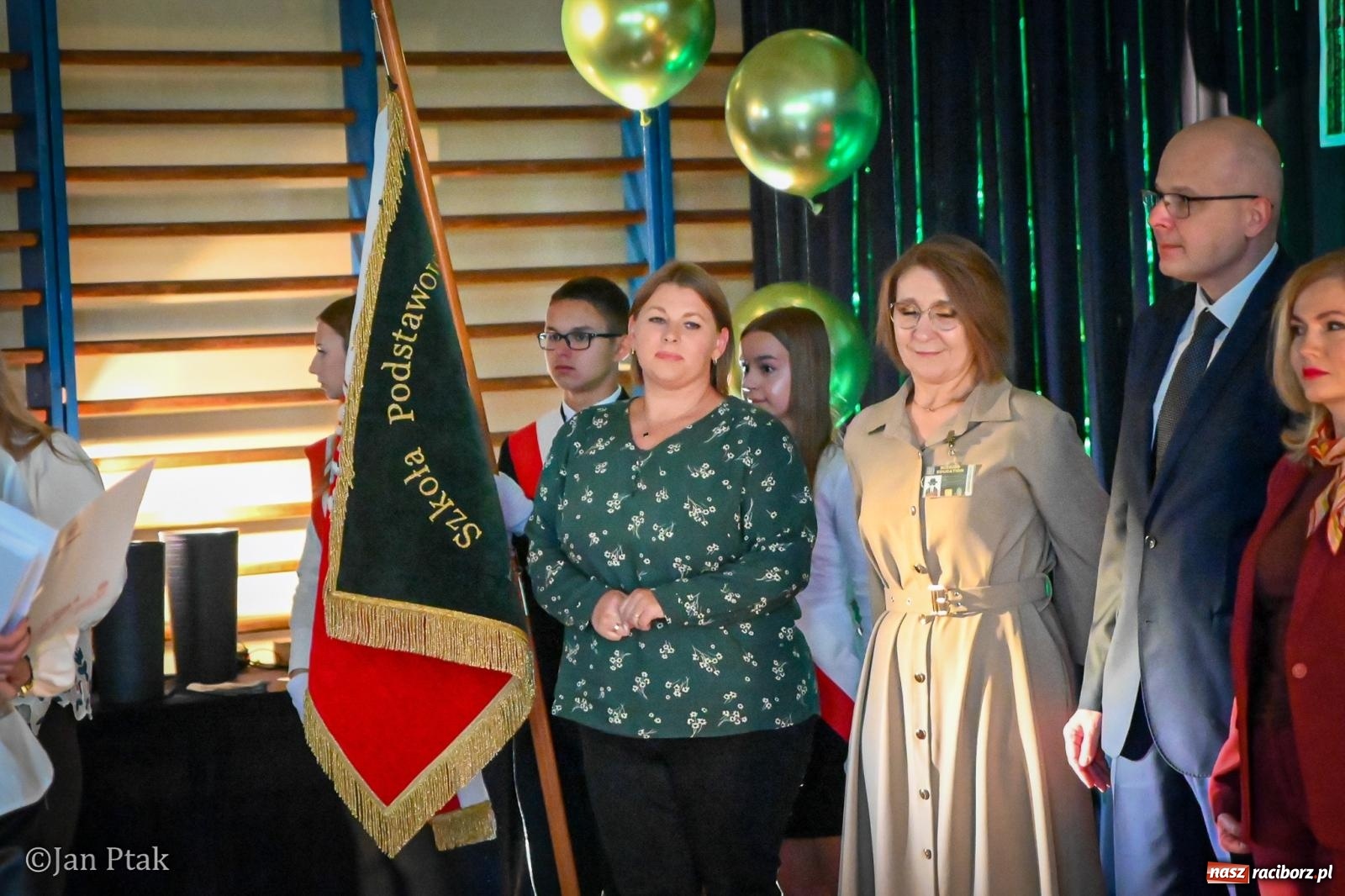 Zdjęcie w galerii na portalu naszraciborz.pl: Miejskie obchody Dnia Edukacji Narodowej. Świętowano w SP 4 [FOTO] wiadomości z regionu