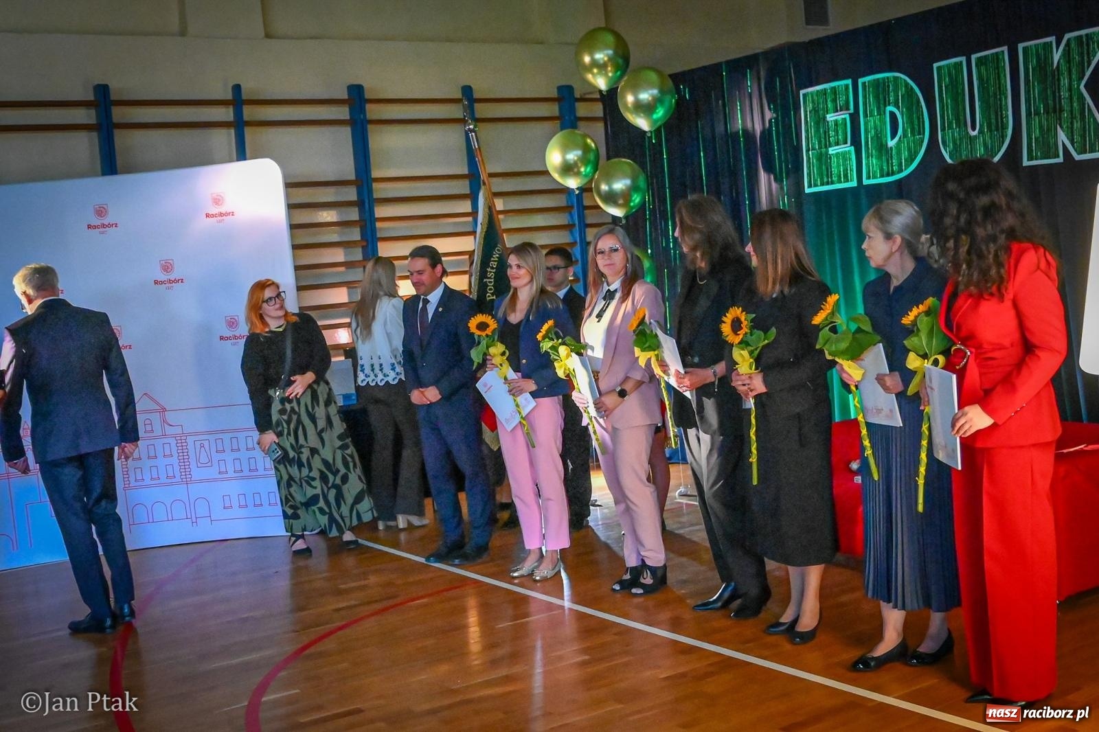Zdjęcie w galerii na portalu naszraciborz.pl: Miejskie obchody Dnia Edukacji Narodowej. Świętowano w SP 4 [FOTO] wiadomości z regionu
