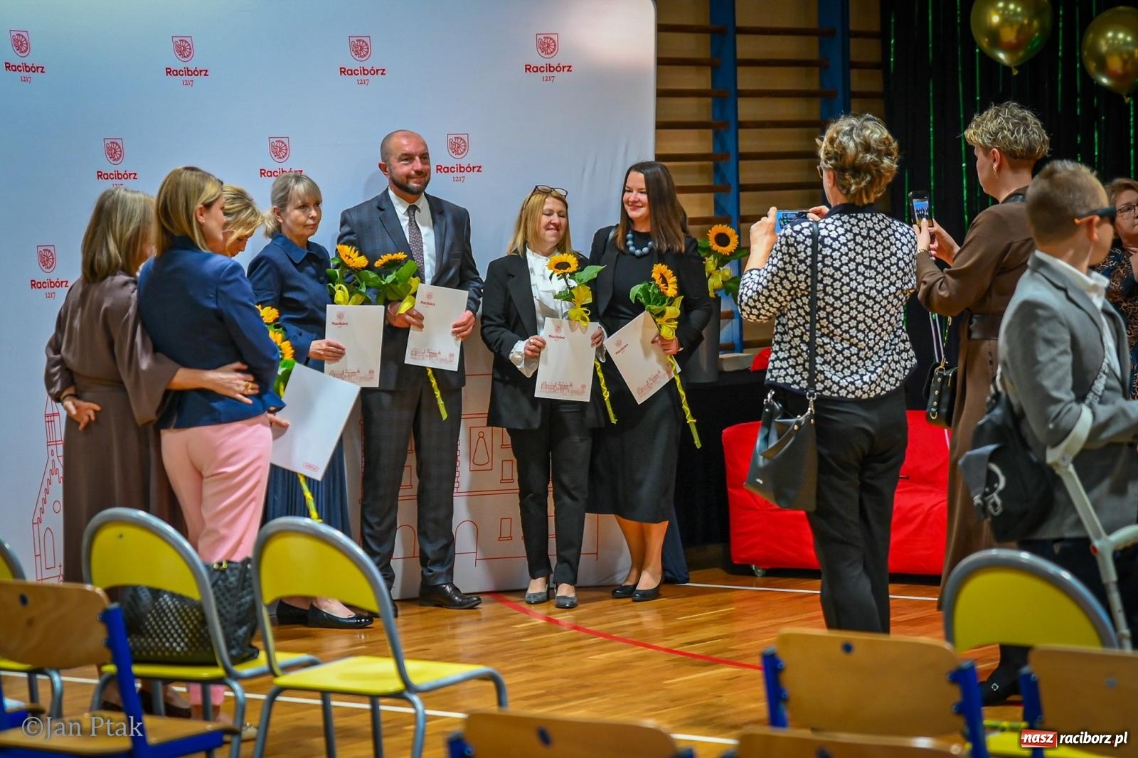 Zdjęcie w galerii na portalu naszraciborz.pl: Miejskie obchody Dnia Edukacji Narodowej. Świętowano w SP 4 [FOTO] wiadomości z regionu