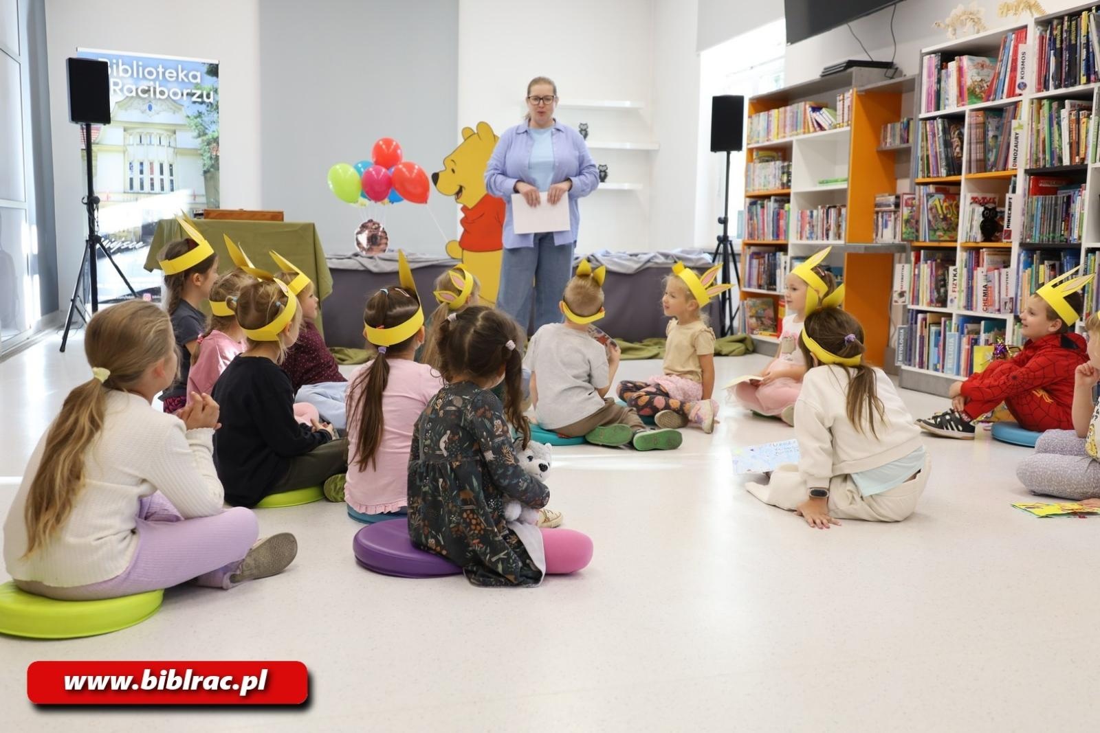 Zdjęcie w galerii na portalu naszraciborz.pl: Kubuś Puchatek świętował 100. urodziny w bibliotece wiadomości z regionu