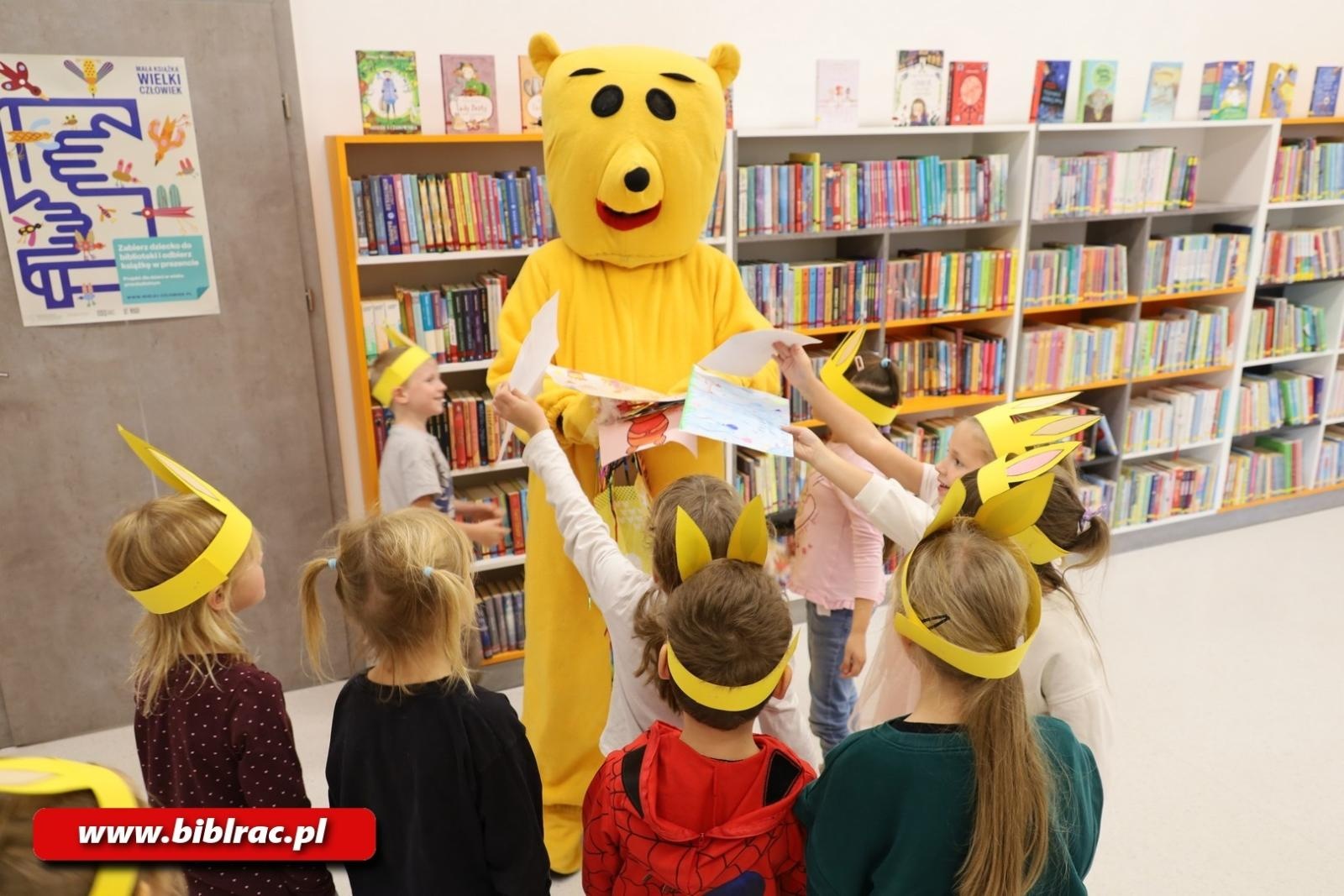 Zdjęcie w galerii na portalu naszraciborz.pl: Kubuś Puchatek świętował 100. urodziny w bibliotece wiadomości z regionu