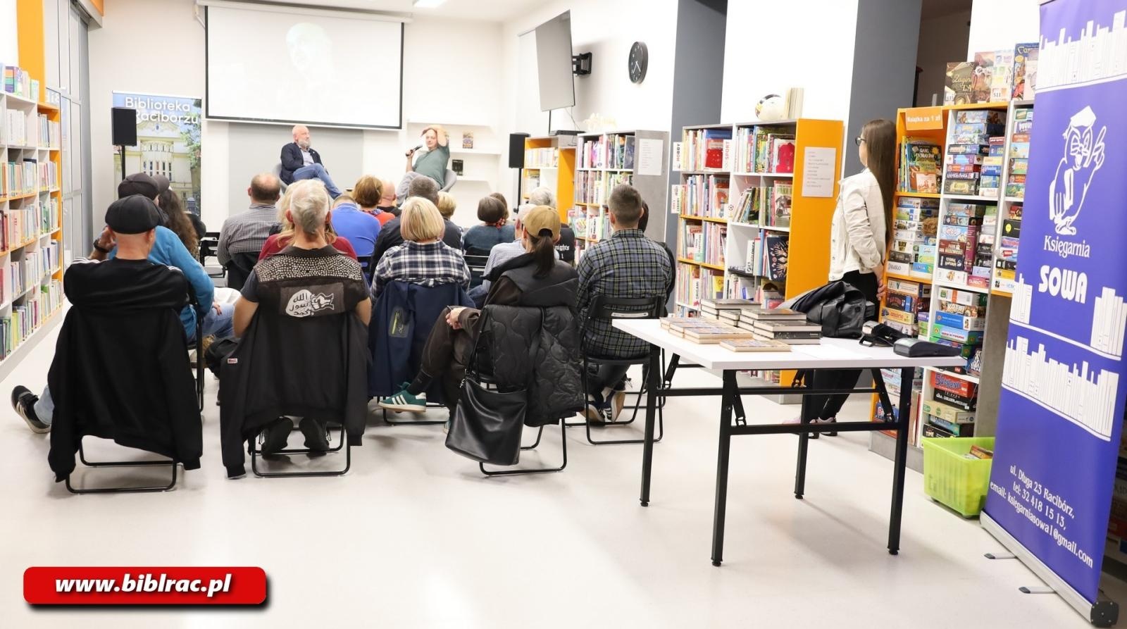 Zdjęcie w galerii na portalu naszraciborz.pl: Śląskość bez uproszczeń. Dariusz Zalega w raciborskiej bibliotece wiadomości z regionu