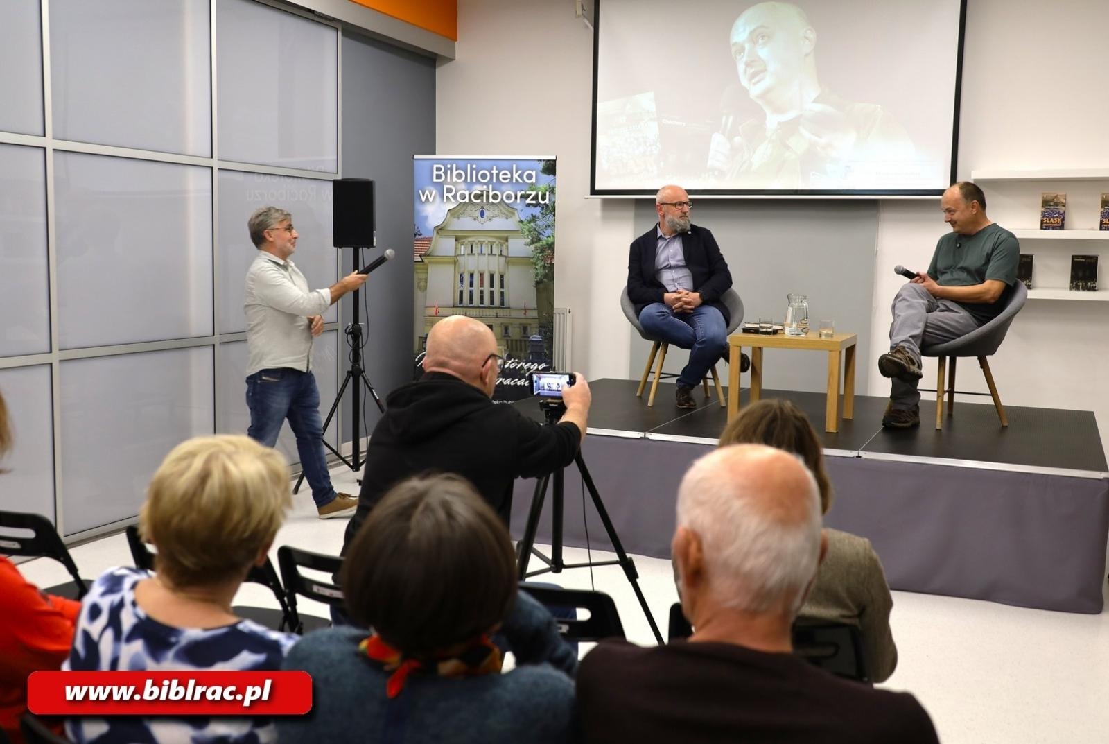 Zdjęcie w galerii na portalu naszraciborz.pl: Śląskość bez uproszczeń. Dariusz Zalega w raciborskiej bibliotece wiadomości z regionu