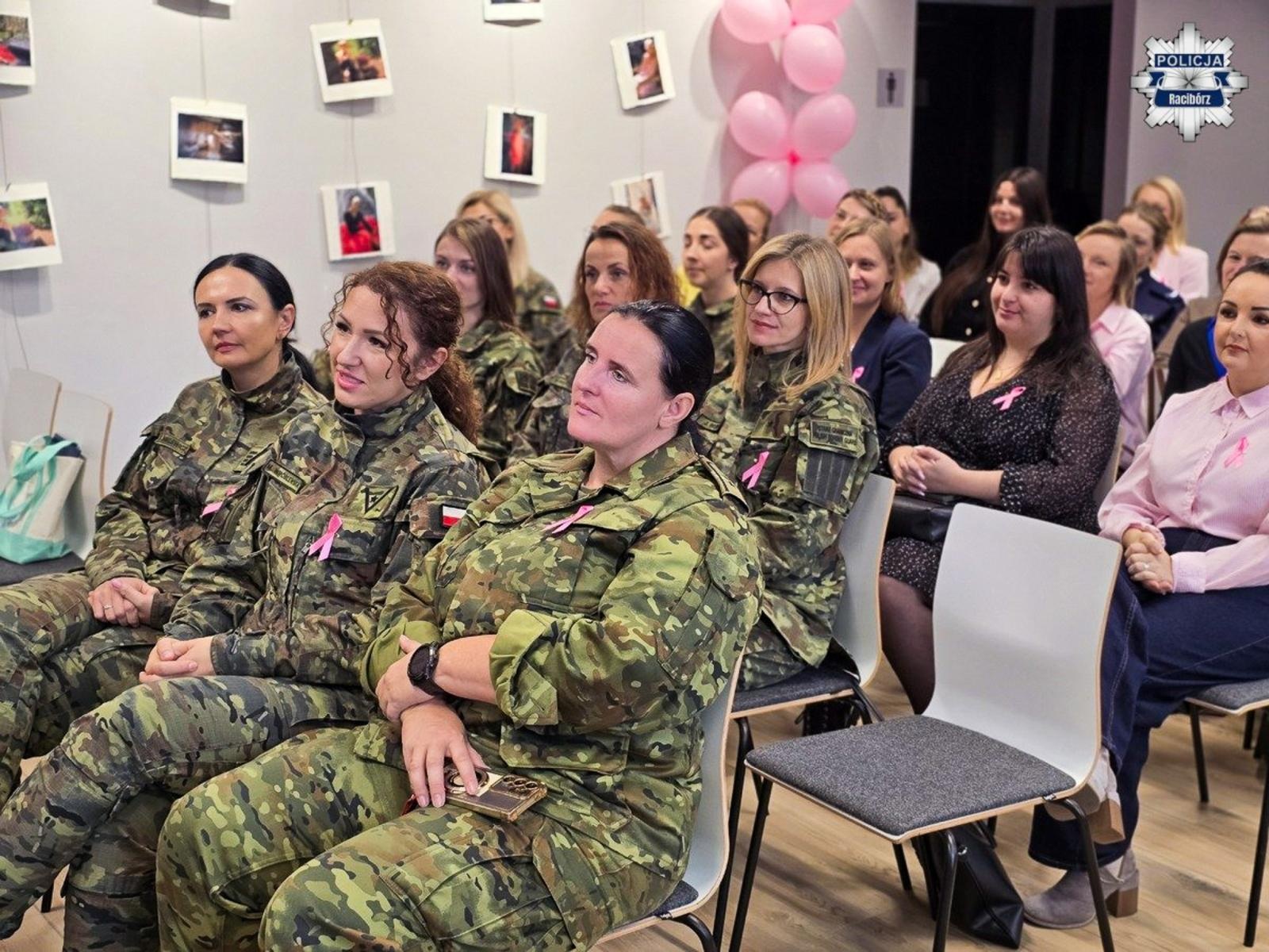 Zdjęcie w galerii na portalu naszraciborz.pl: Raciborskie służby mundurowe razem dla walki z rakiem piersi wiadomości z regionu